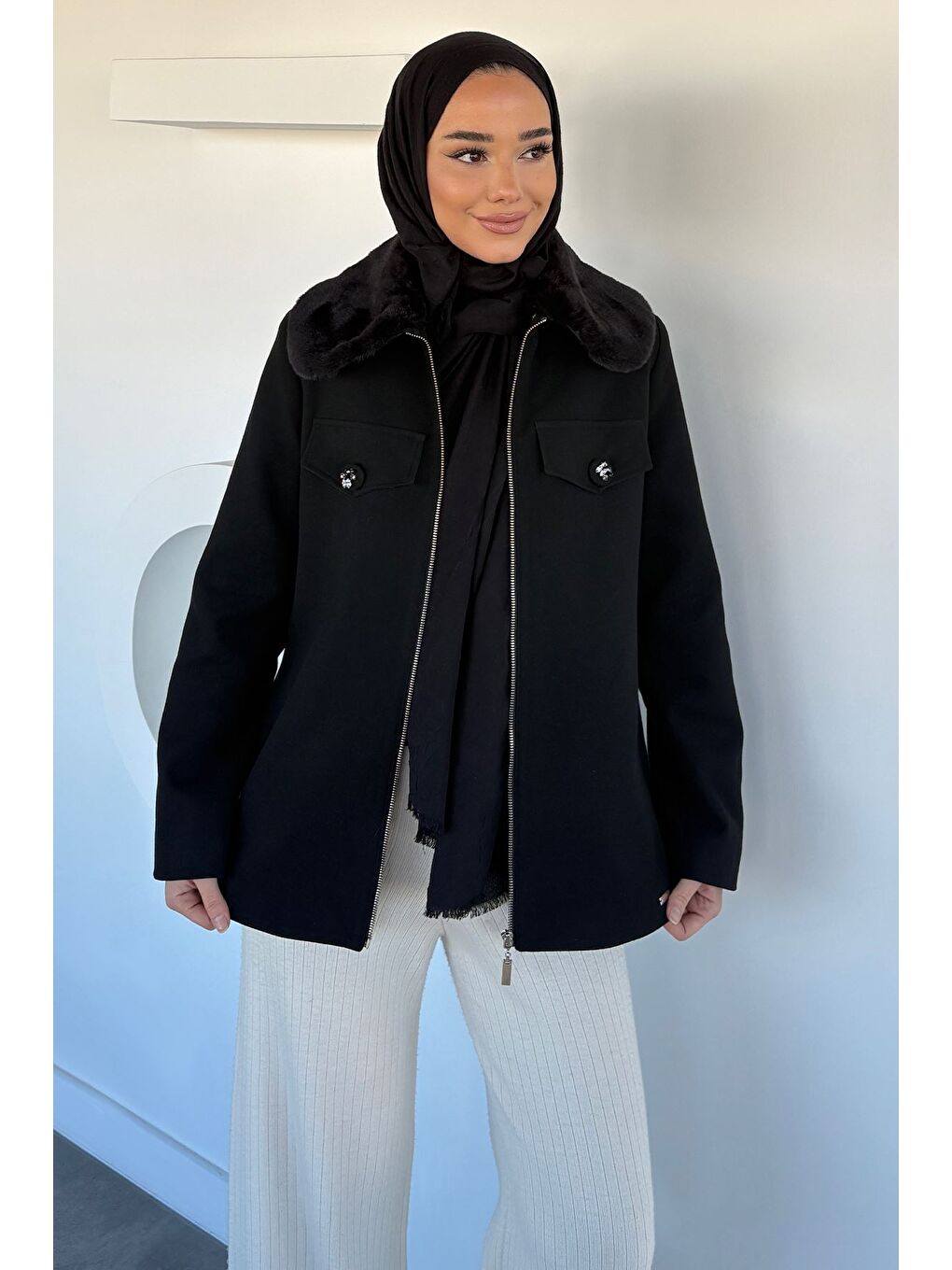 Siyah Yaka Pelüşlü Taş İşlemeli Tesettür Kaban