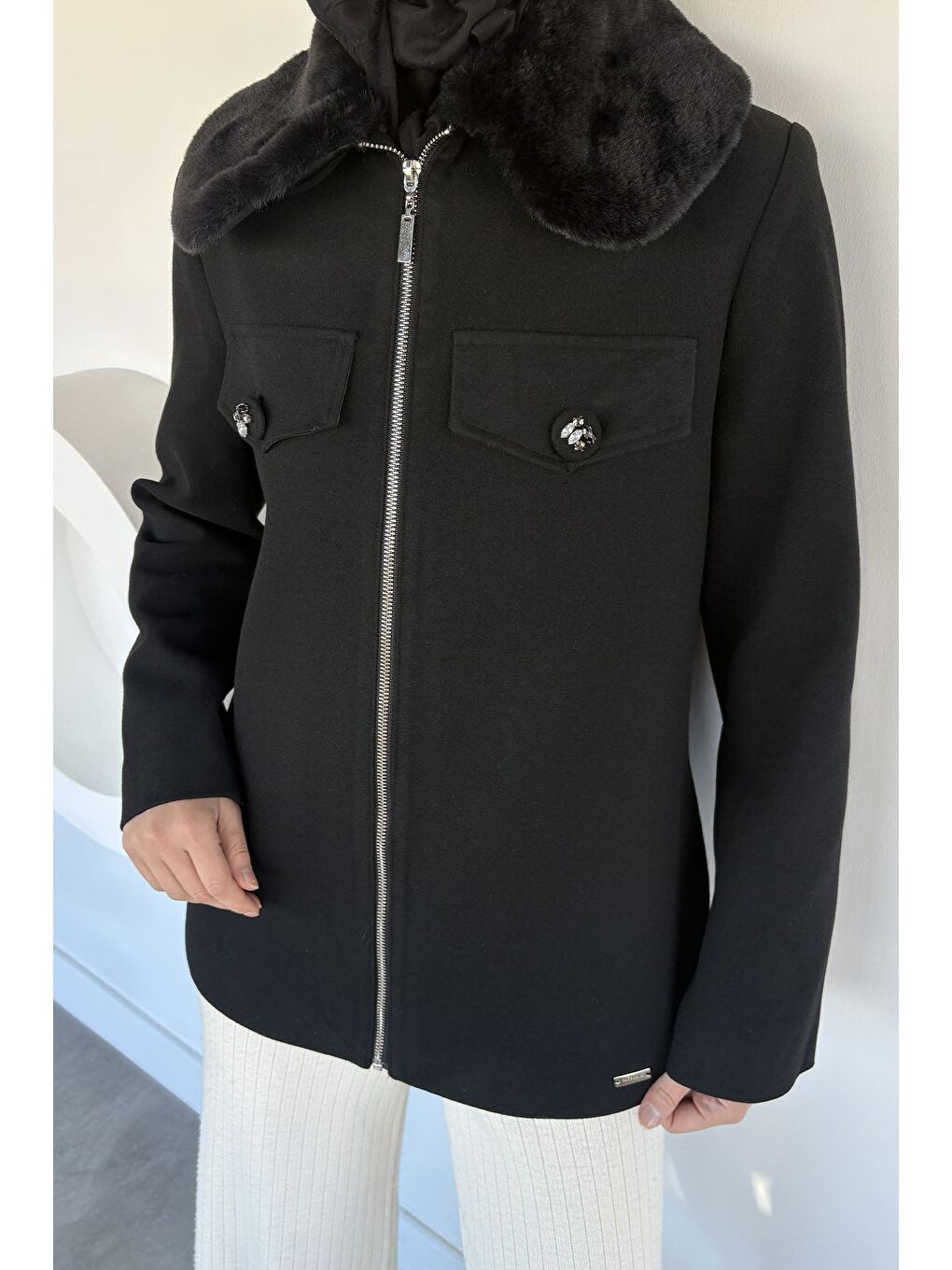 Siyah Yaka Pelüşlü Taş İşlemeli Tesettür Kaban-3