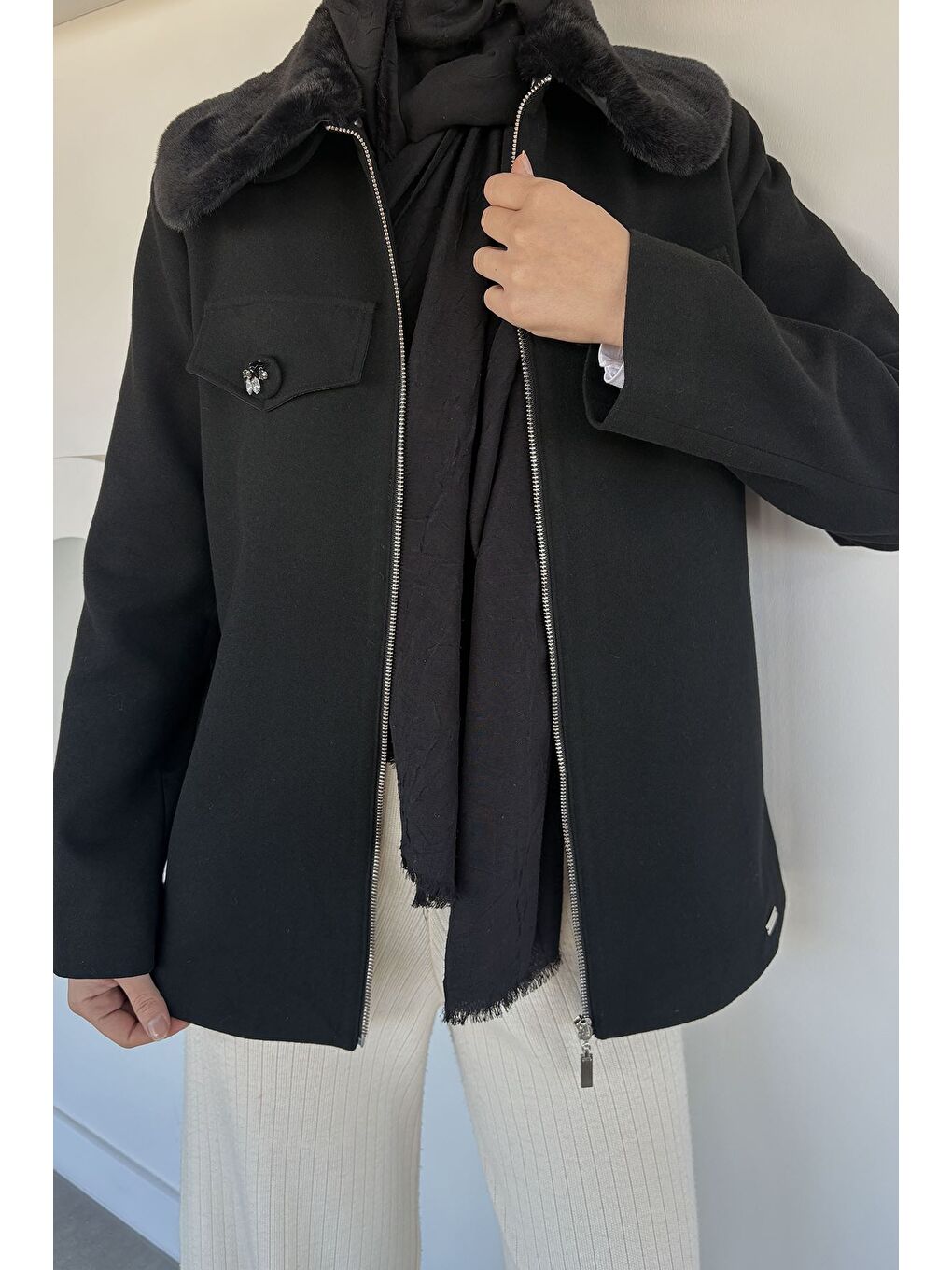 Siyah Yaka Pelüşlü Taş İşlemeli Tesettür Kaban-4