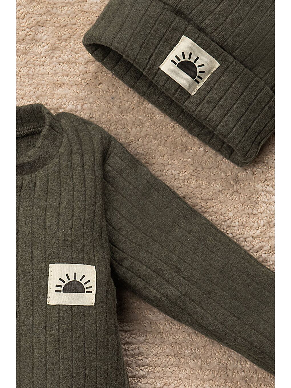 Yeşil Bereli Güneş Armalı Düz Renk Tulum Bebek Takımı-1