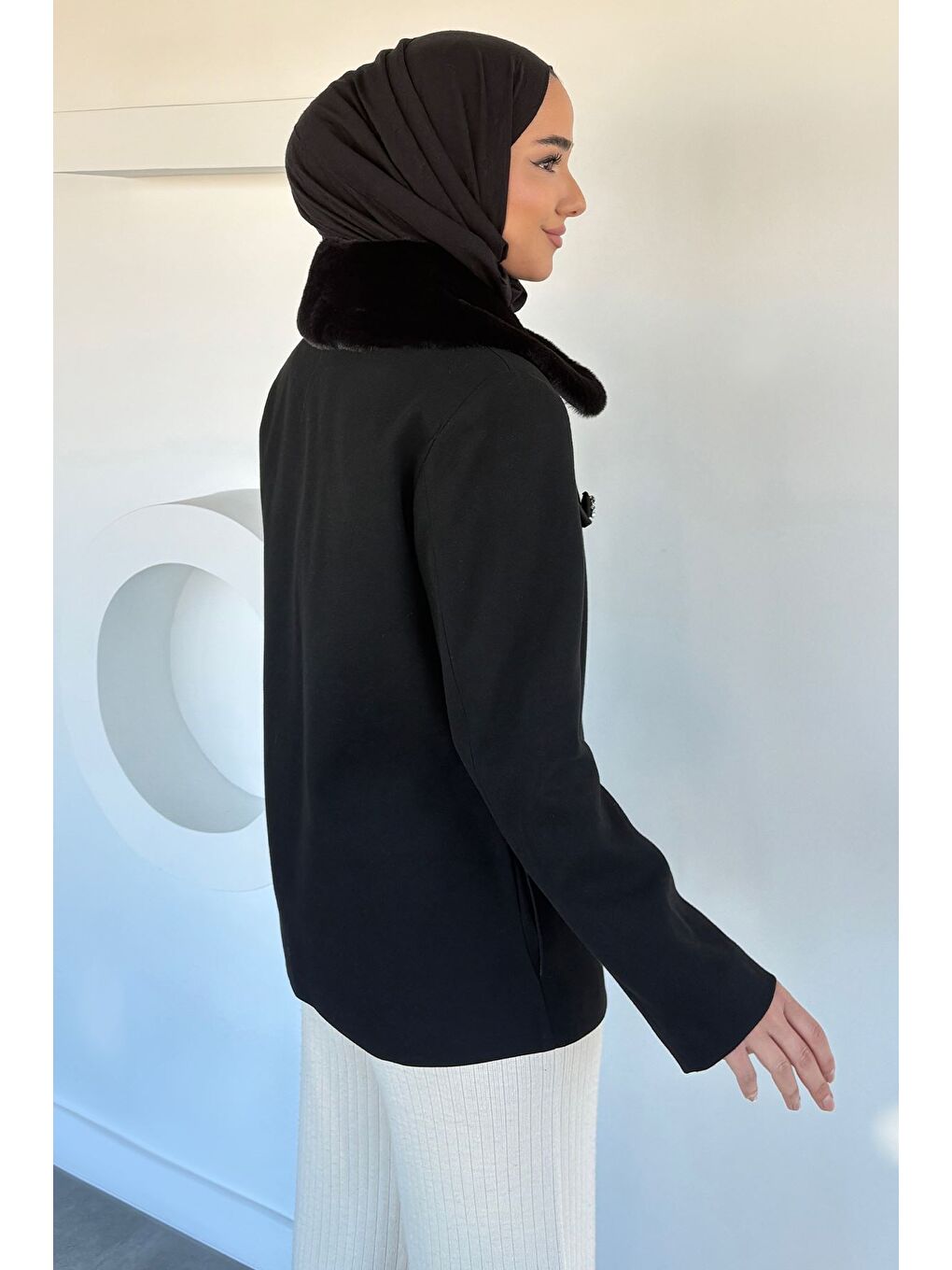 Siyah Yaka Pelüşlü Taş İşlemeli Tesettür Kaban-7