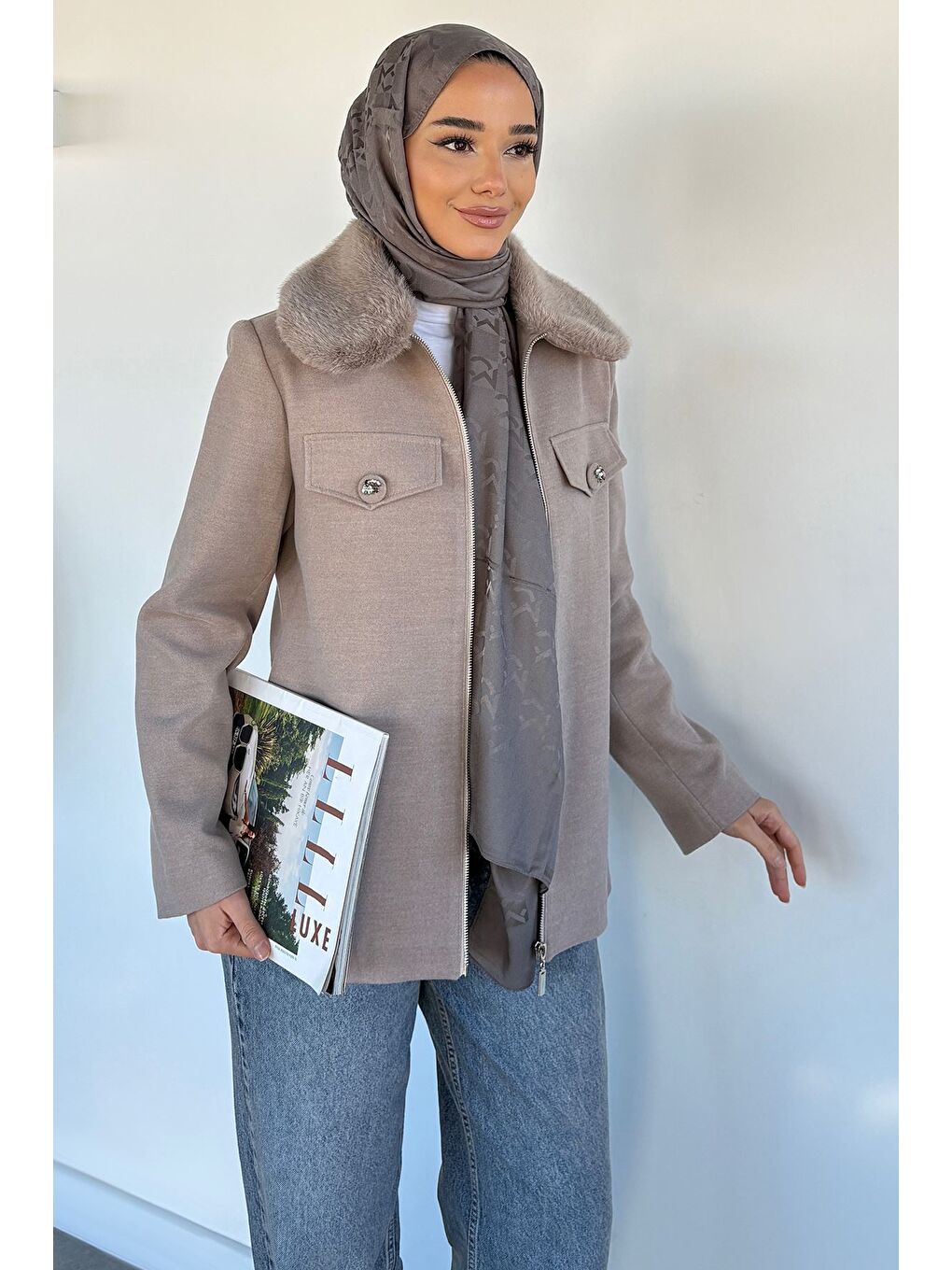 Bej Yaka Pelüşlü Taş İşlemeli Tesettür Kaban