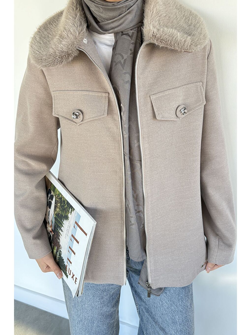 Bej Yaka Pelüşlü Taş İşlemeli Tesettür Kaban-3