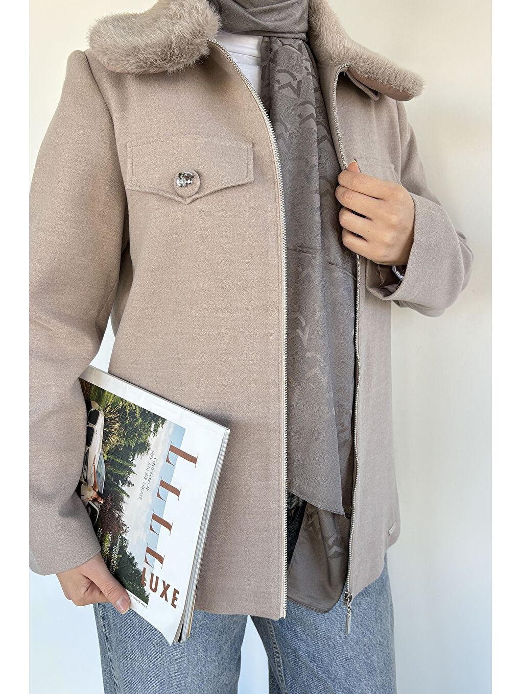 Bej Yaka Pelüşlü Taş İşlemeli Tesettür Kaban-4