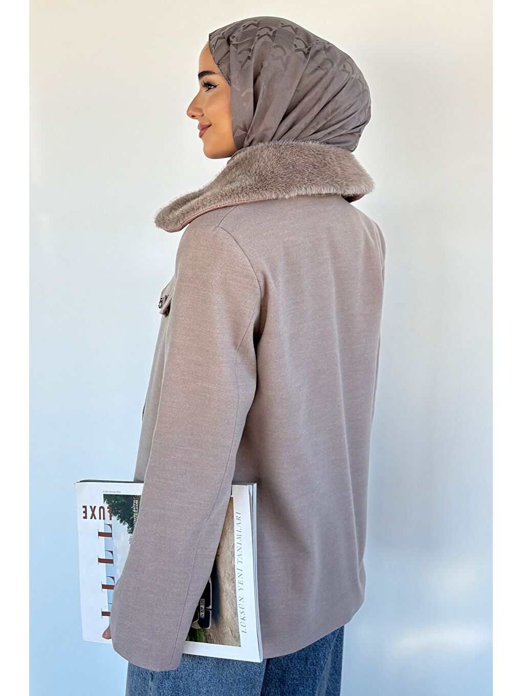 Bej Yaka Pelüşlü Taş İşlemeli Tesettür Kaban-6
