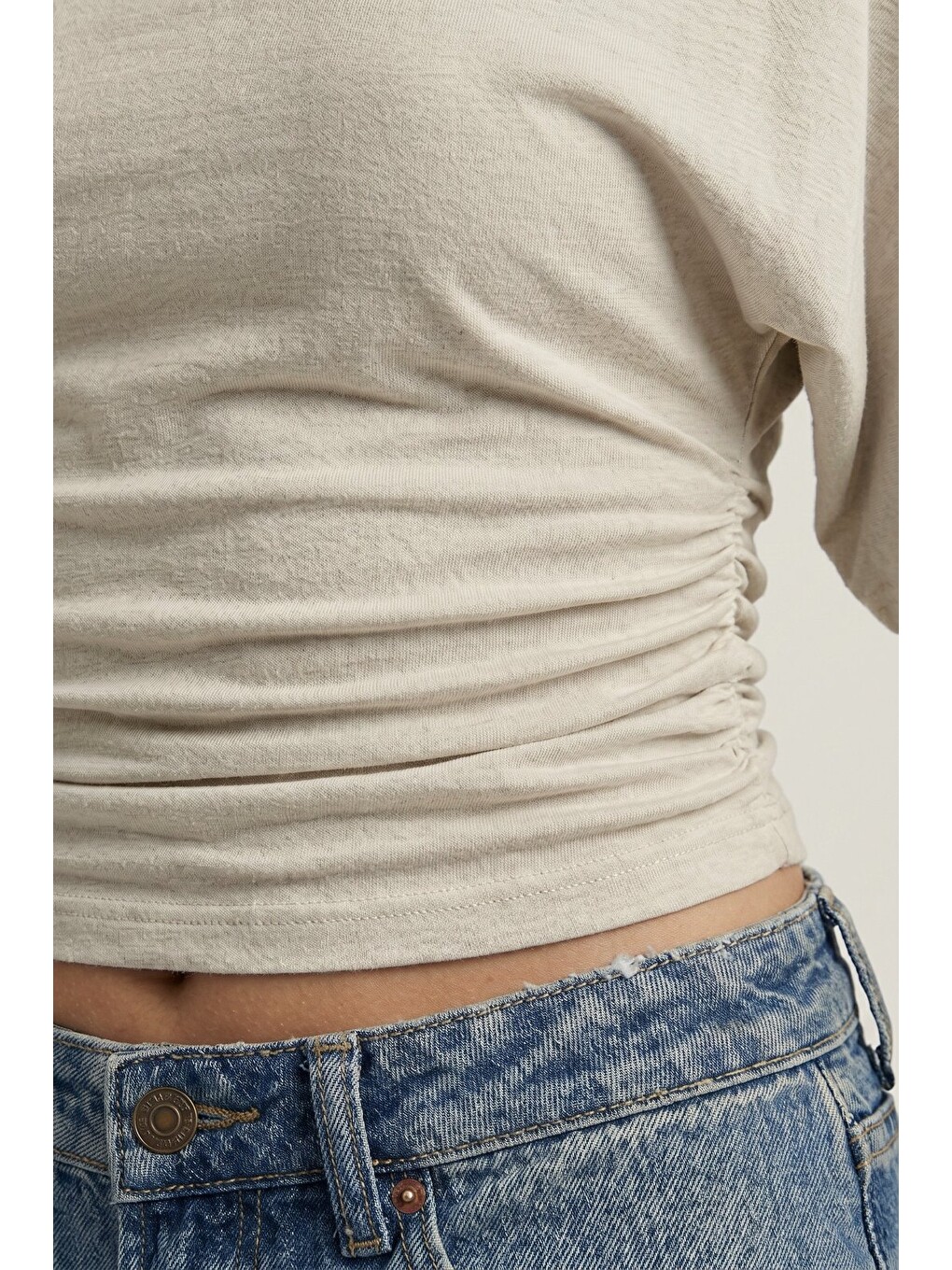 Bej Taş Bisiklet Yaka Beli Büzgülü Yarasa Kollu Crop Bluz-5