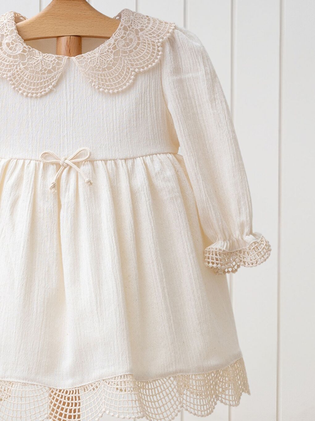 Bej Bebe Yaka Uzun Kollu Dantel Detaylı Kız Bebek Elbise-1