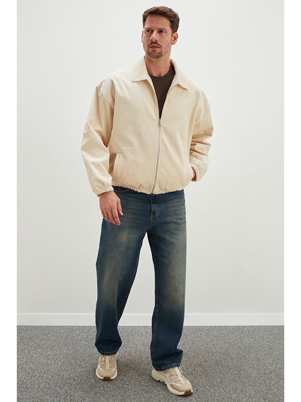 Ekru Fermuarlı Polo Yaka Kadife Bomber Ceket-4