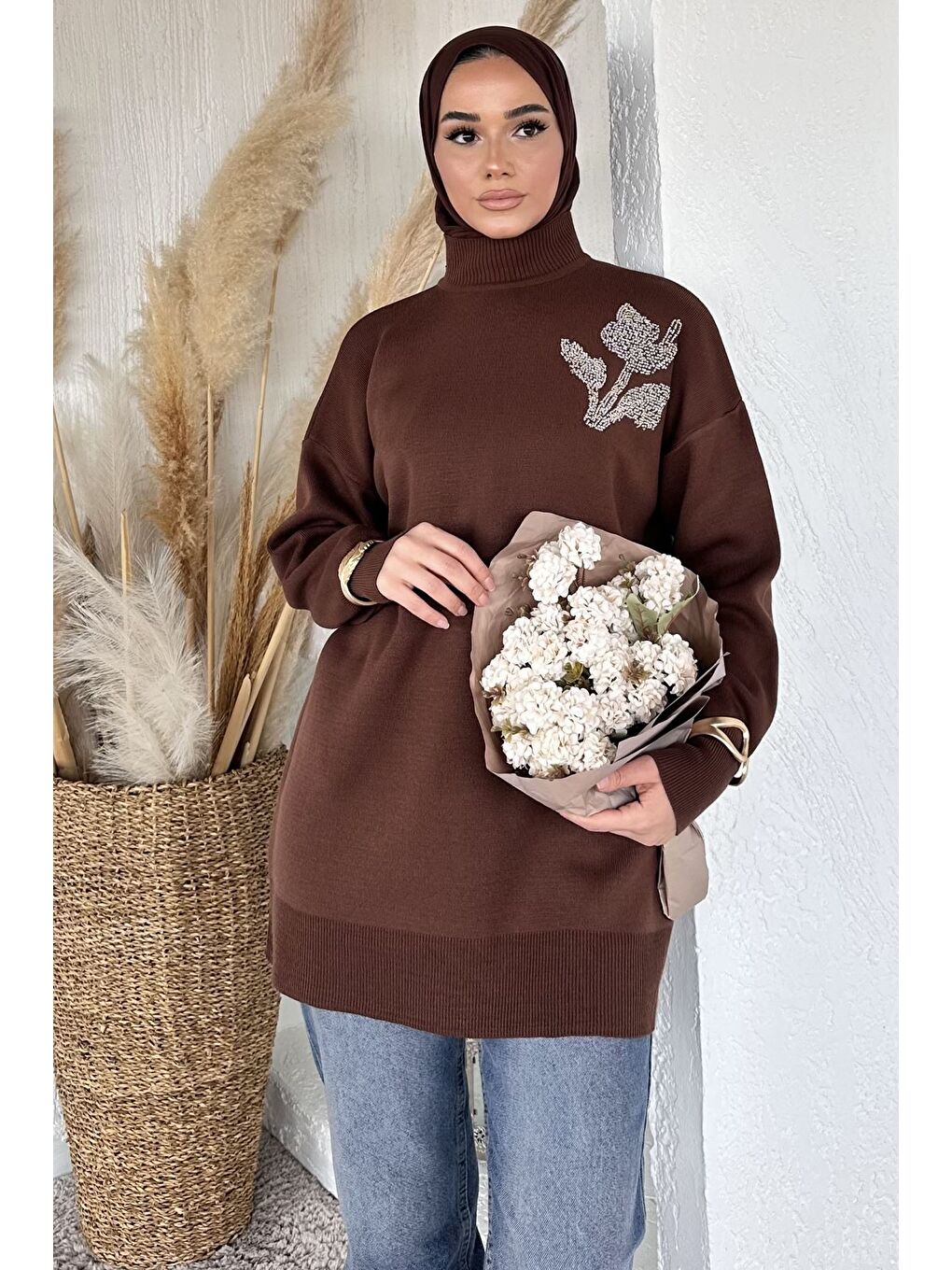 Kahverengi Gülseli Taş İşlemeli Tesettür Triko Tunik