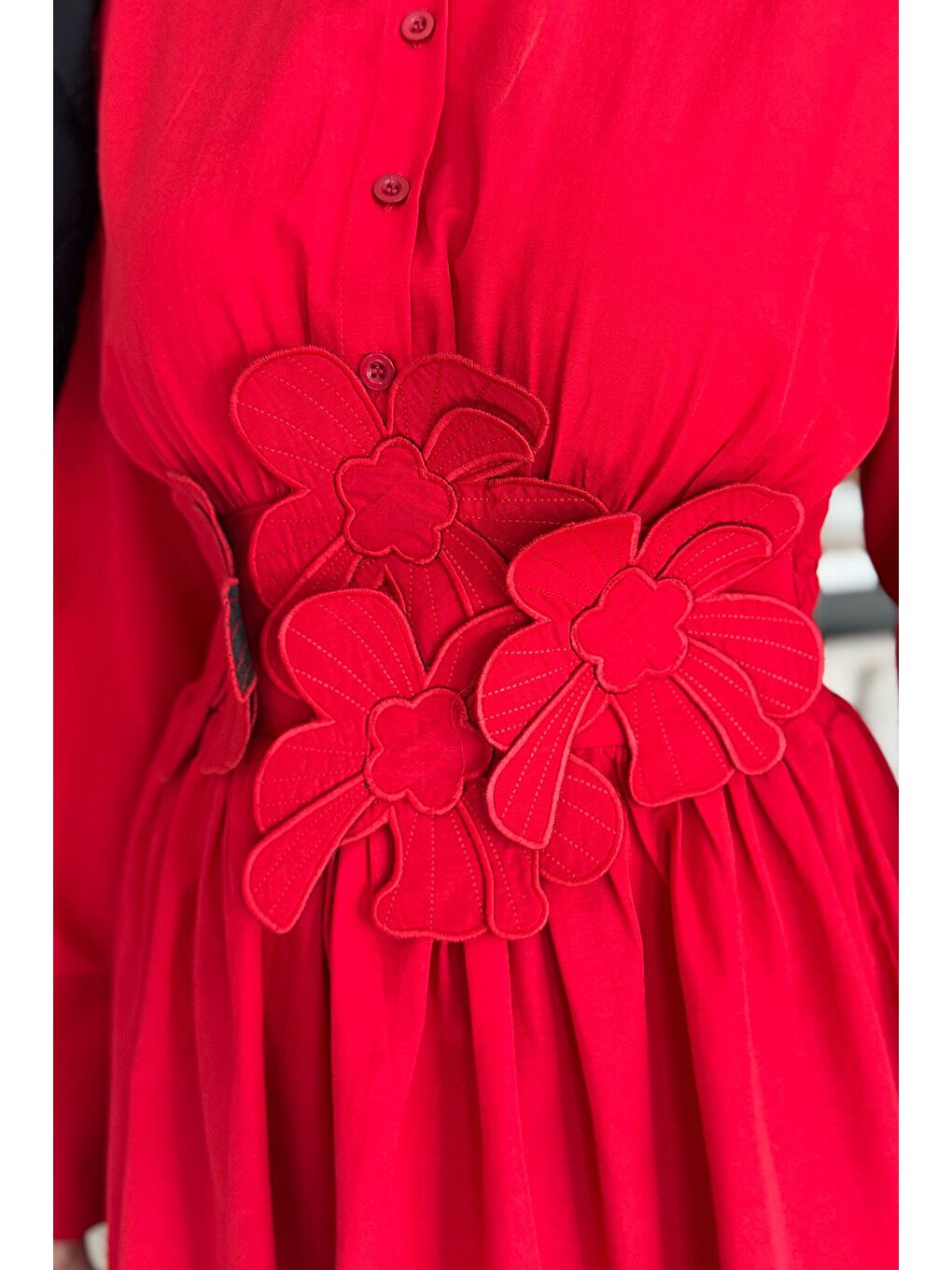 Kırmızı Gömlek Yaka Papatya Aplikeli Bel Lastikli Tesettür Tunik-4