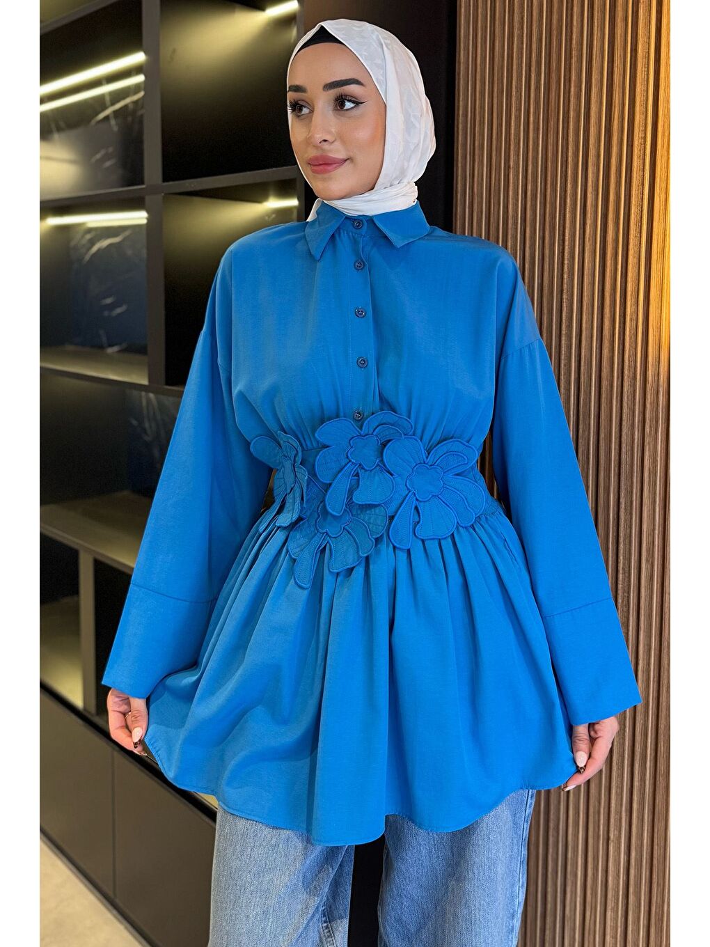 Mavi Gömlek Yaka Papatya Aplikeli Bel Lastikli Tesettür Tunik-3