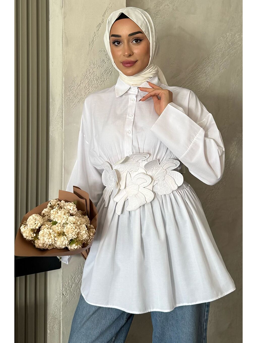 Beyaz Gömlek Yaka Papatya Aplikeli Bel Lastikli Tesettür Tunik-2