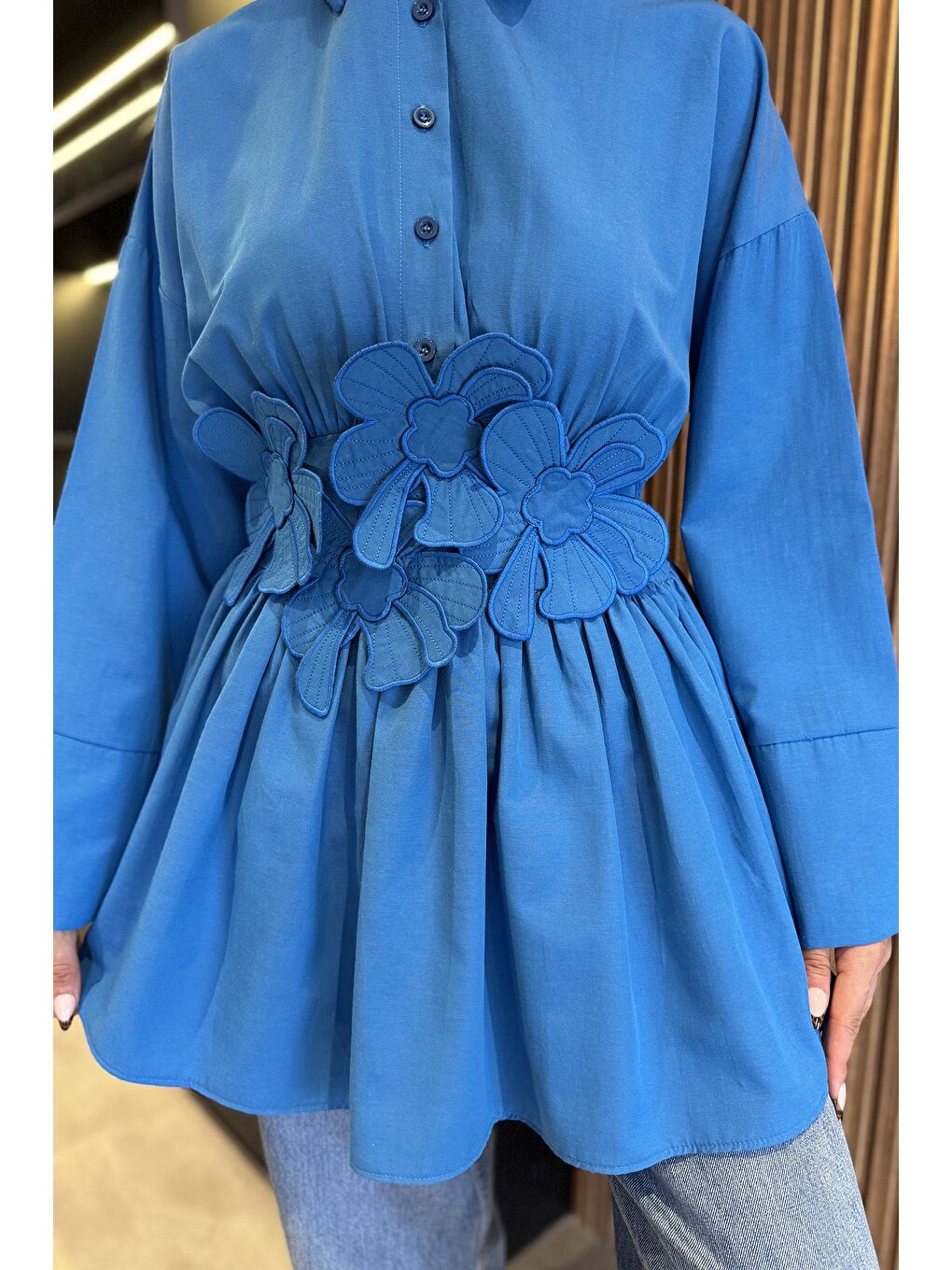 Mavi Gömlek Yaka Papatya Aplikeli Bel Lastikli Tesettür Tunik-4