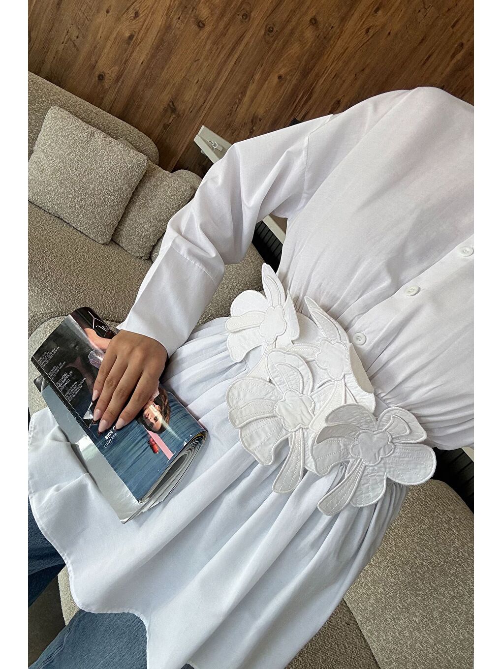 Beyaz Gömlek Yaka Papatya Aplikeli Bel Lastikli Tesettür Tunik-5