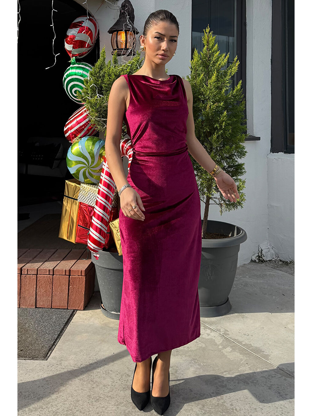 Mürdüm Kadın Büzgü Detaylı Degaje Yaka Kadife Elbise