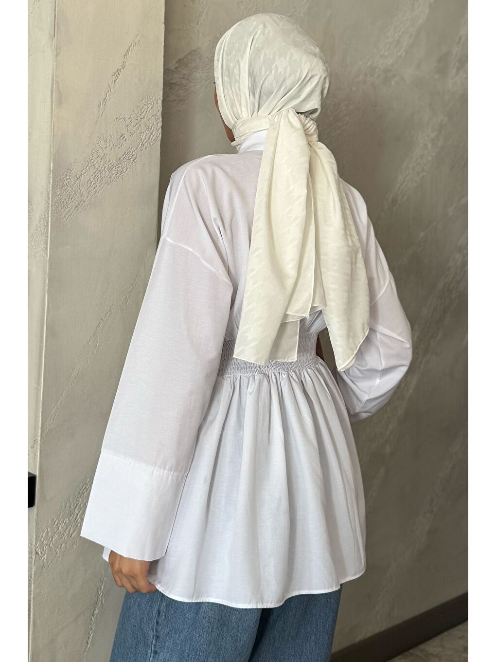 Beyaz Gömlek Yaka Papatya Aplikeli Bel Lastikli Tesettür Tunik-7
