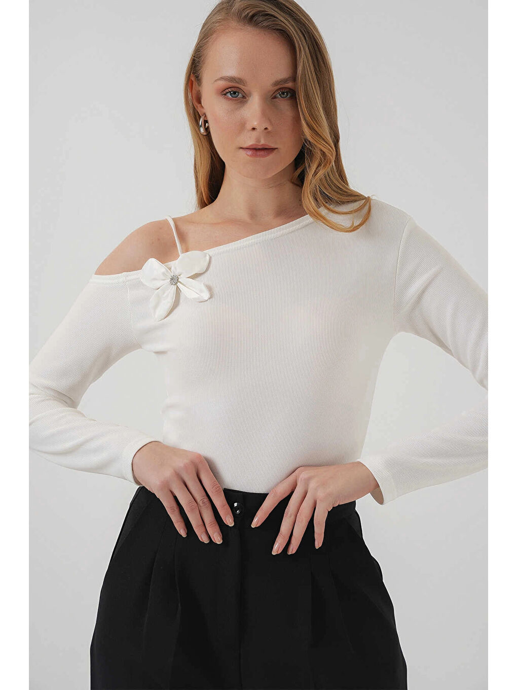 Kadın Beyaz Askı Detaylı Kayık Yaka Bluz HZL25S-BD19271-1