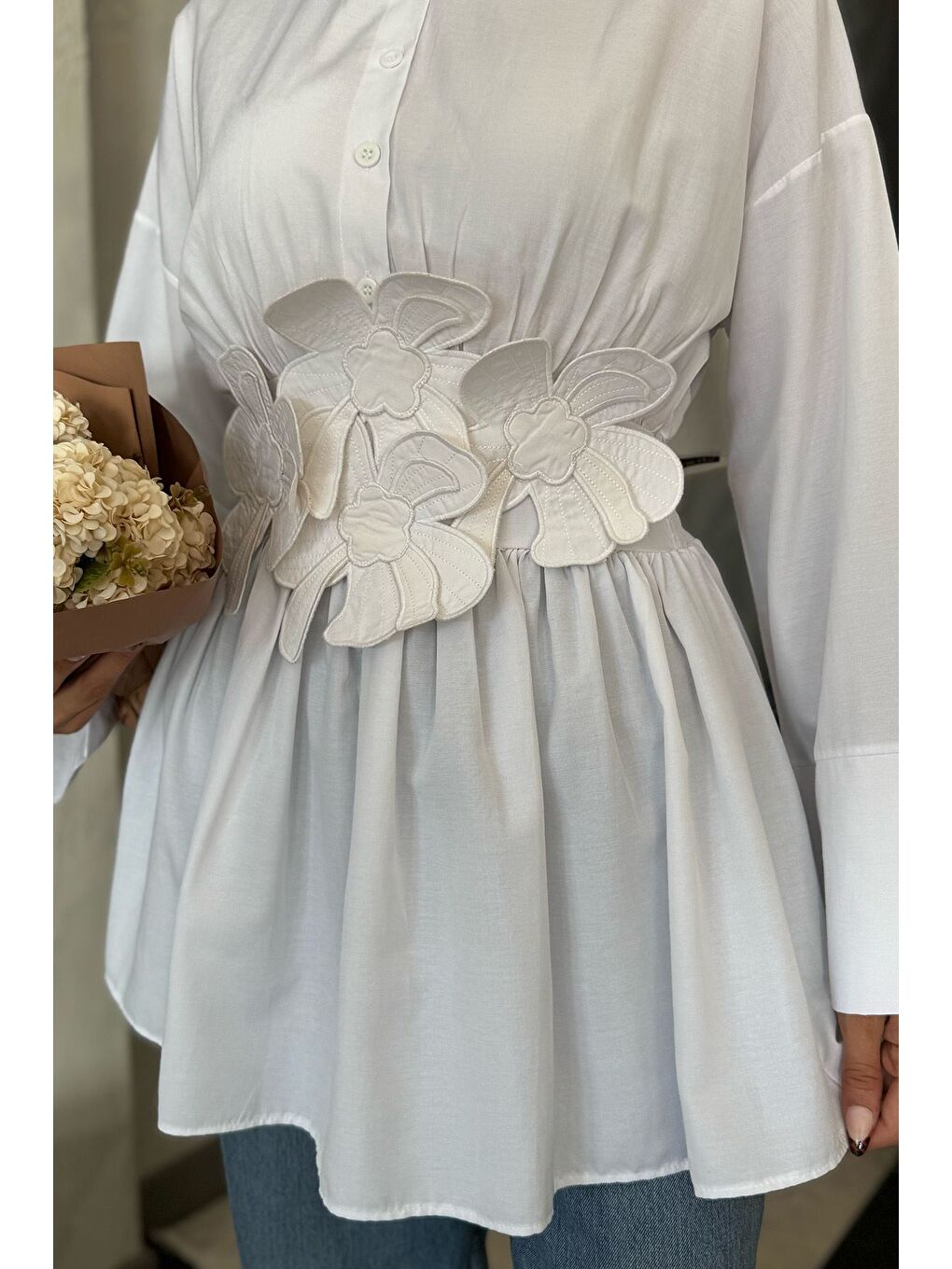 Beyaz Gömlek Yaka Papatya Aplikeli Bel Lastikli Tesettür Tunik-8