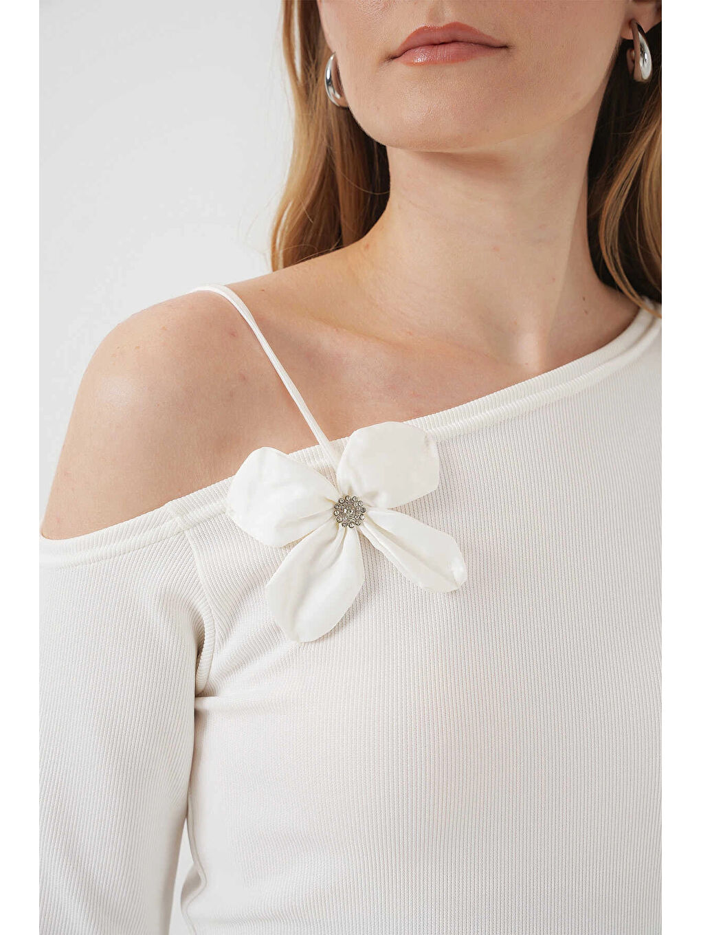 Kadın Beyaz Askı Detaylı Kayık Yaka Bluz HZL25S-BD19271-4