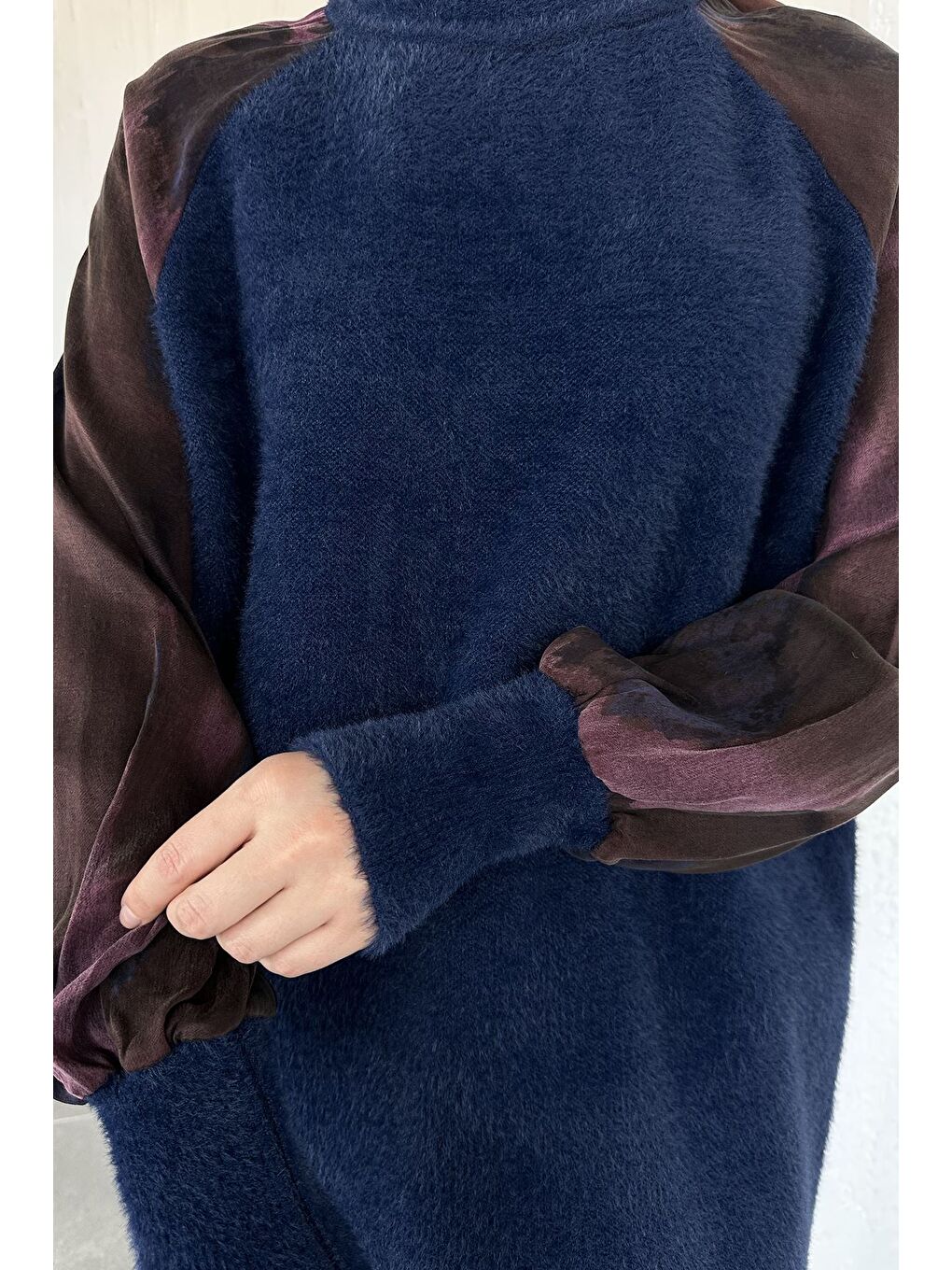 Lacivert Gülseli Kol Desenli İpek Kübra Kumaş Tesettür Triko Tunik-6