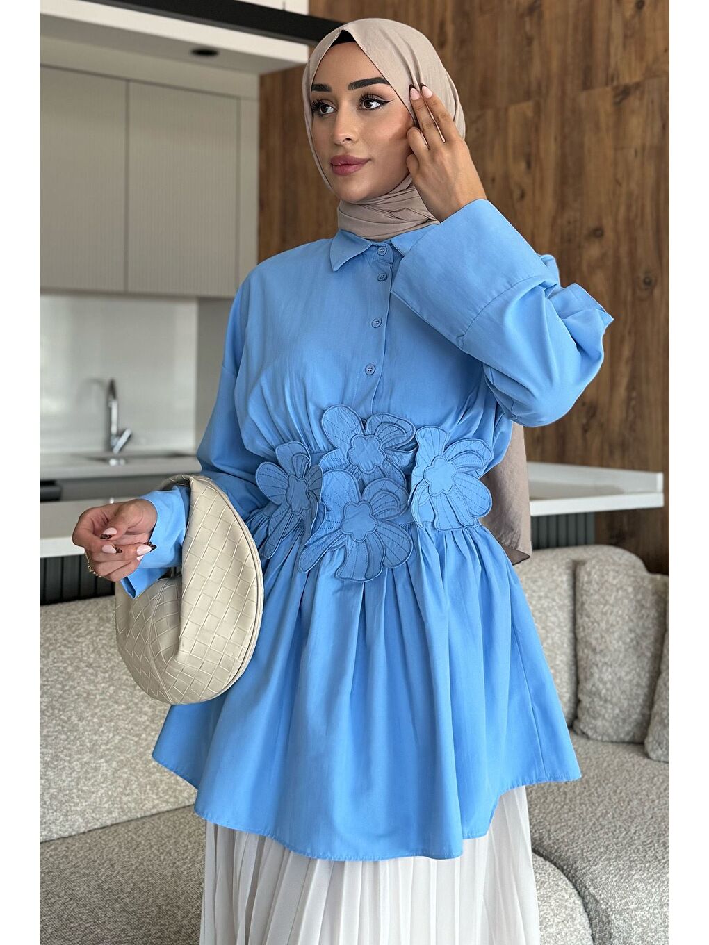 Mavi Gömlek Yaka Papatya Aplikeli Bel Lastikli Tesettür Tunik-1