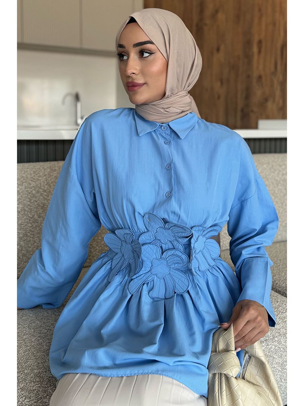 Mavi Gömlek Yaka Papatya Aplikeli Bel Lastikli Tesettür Tunik-2