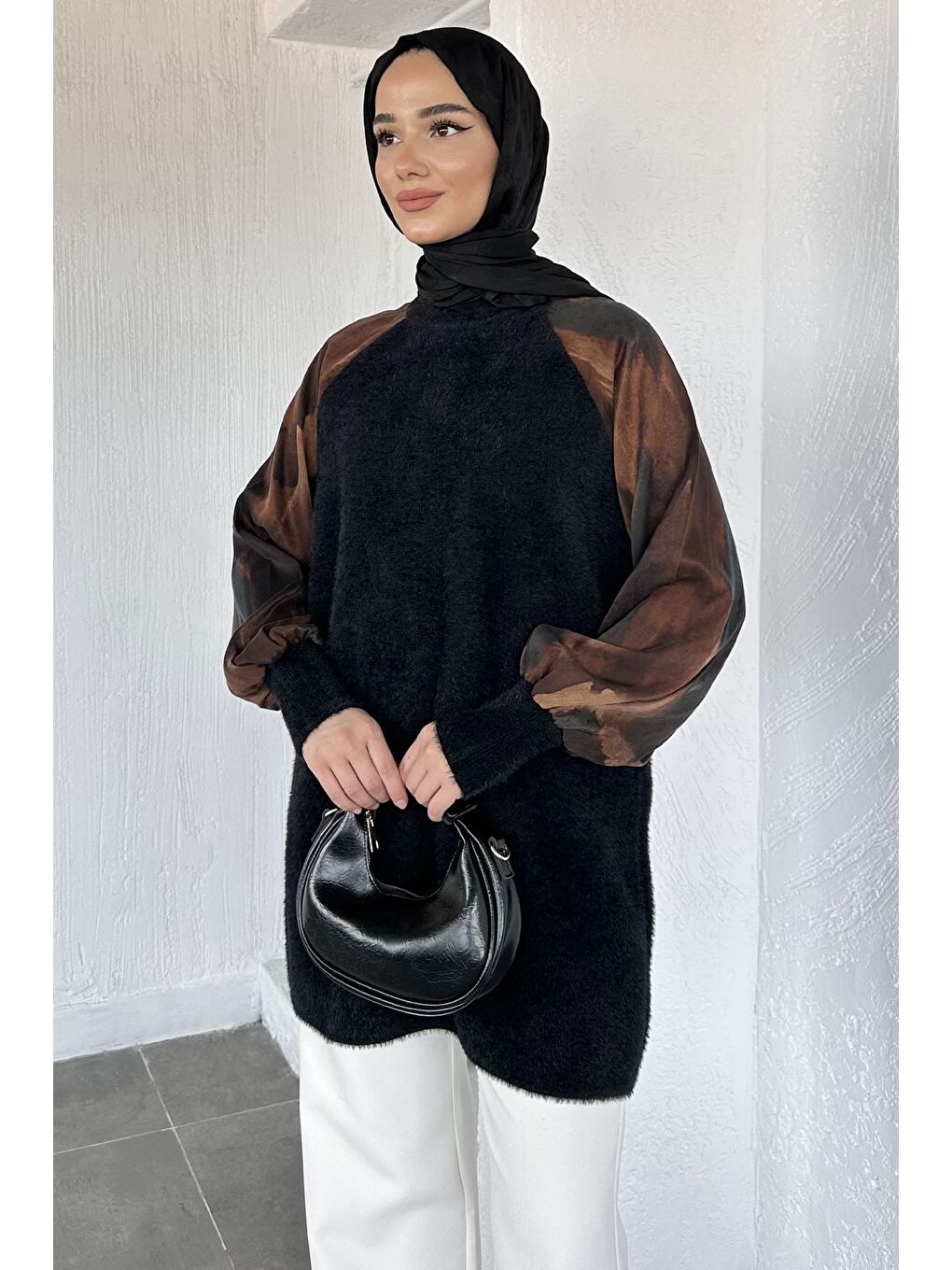 Siyah Gülseli Kol Desenli İpek Kübra Kumaş Tesettür Triko Tunik-3