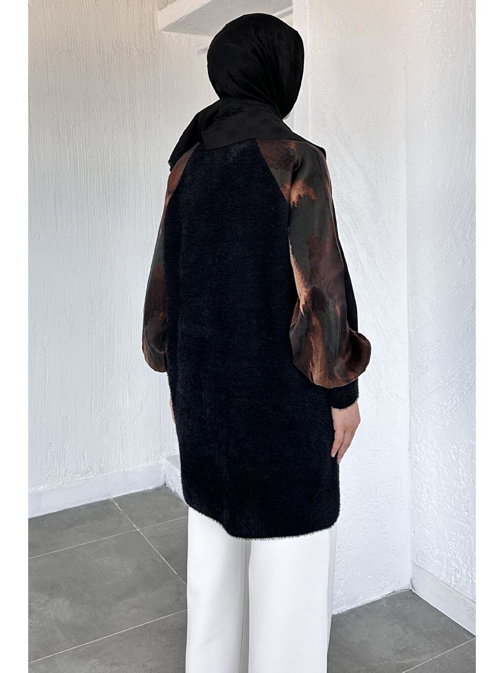 Siyah Gülseli Kol Desenli İpek Kübra Kumaş Tesettür Triko Tunik-5