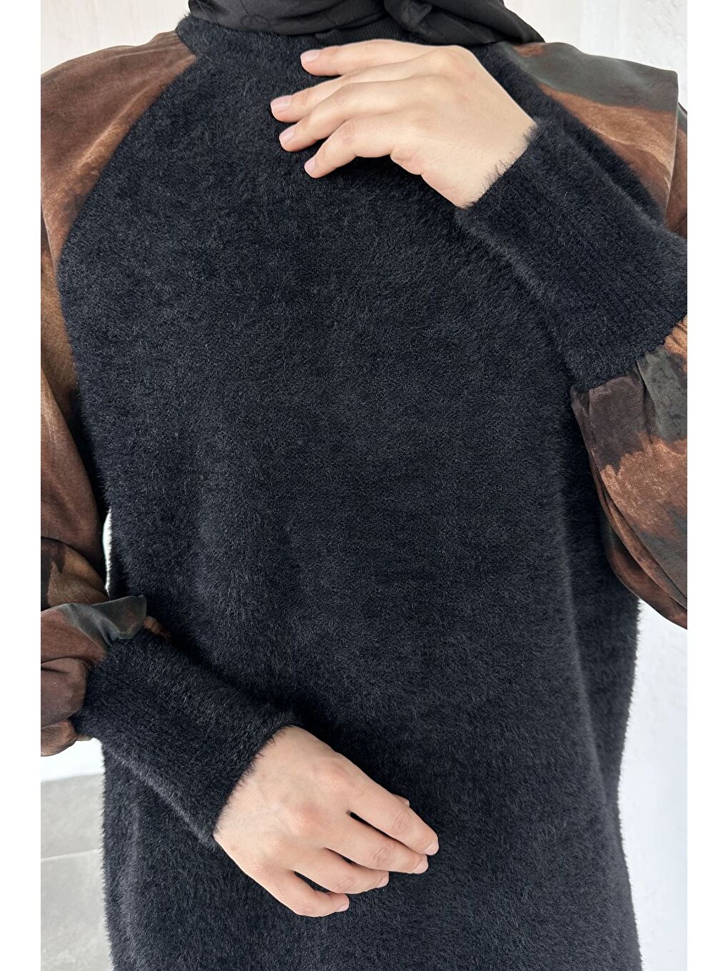 Siyah Gülseli Kol Desenli İpek Kübra Kumaş Tesettür Triko Tunik-7