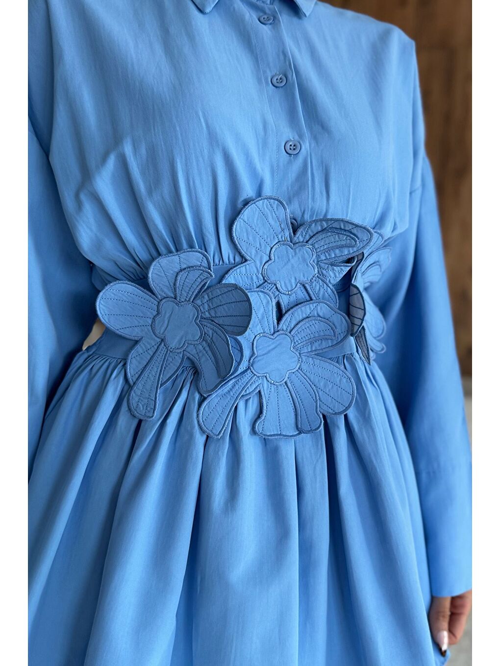 Mavi Gömlek Yaka Papatya Aplikeli Bel Lastikli Tesettür Tunik-5