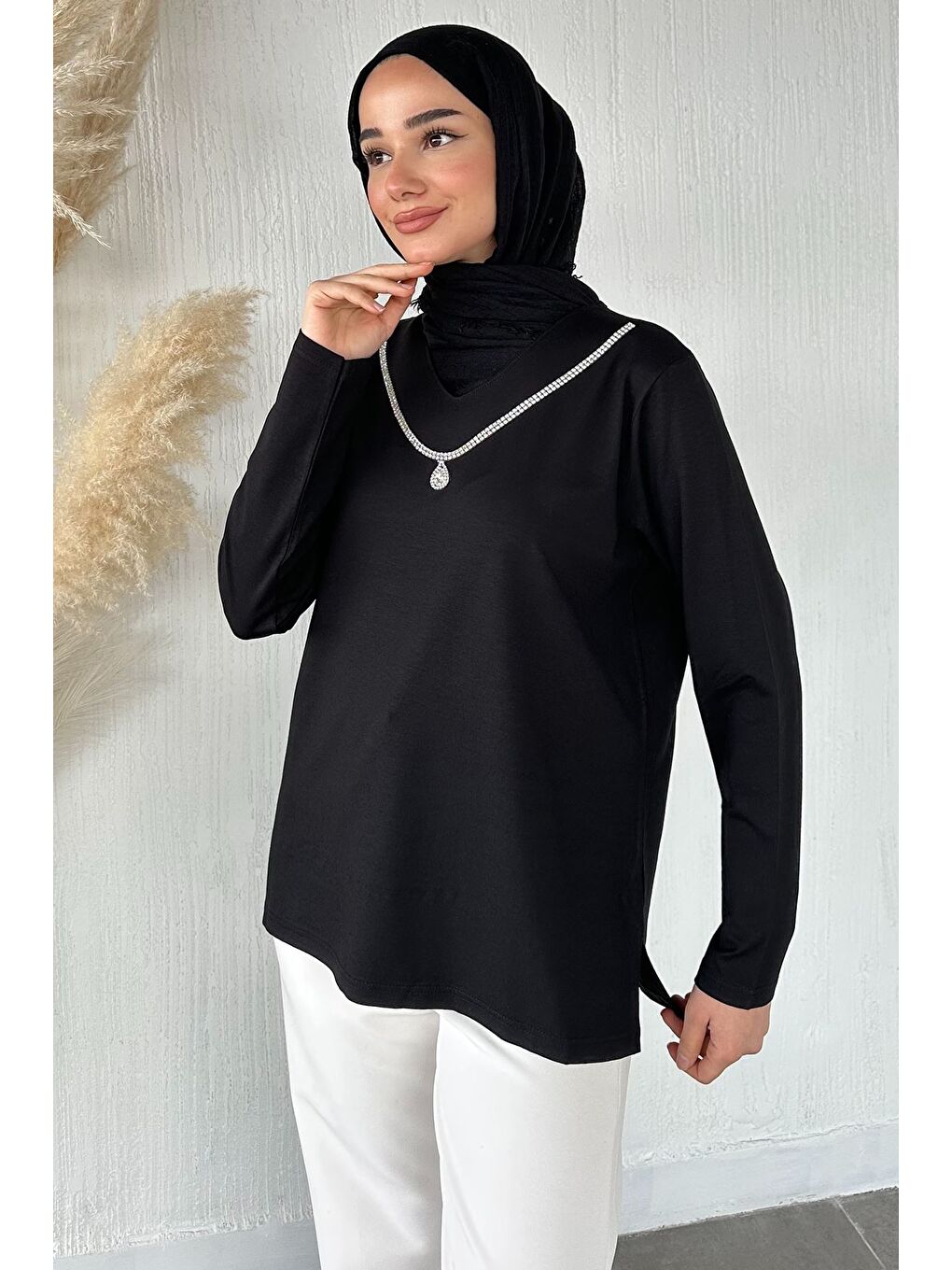 Siyah V Yaka Taşlı Tesettür Anne Penye Bluz-3