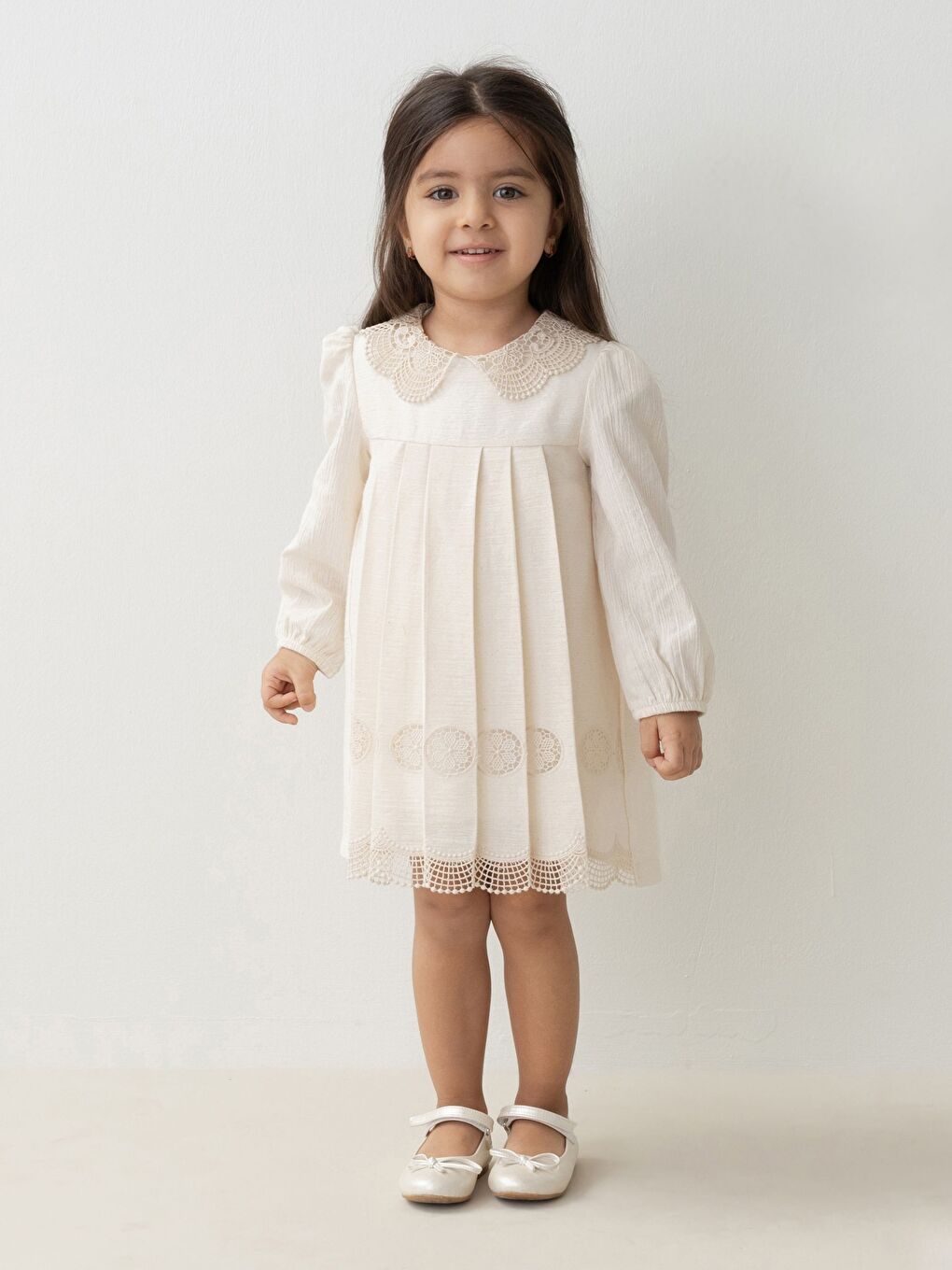 Bej Bebe Yaka Uzun Kollu Dantel Detaylı Kız Bebek Elbise