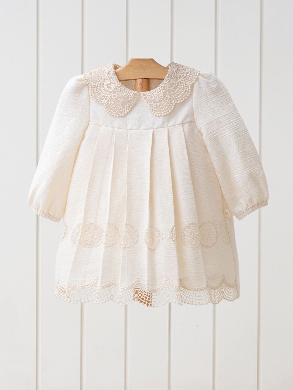 Bej Bebe Yaka Uzun Kollu Dantel Detaylı Kız Bebek Elbise-1