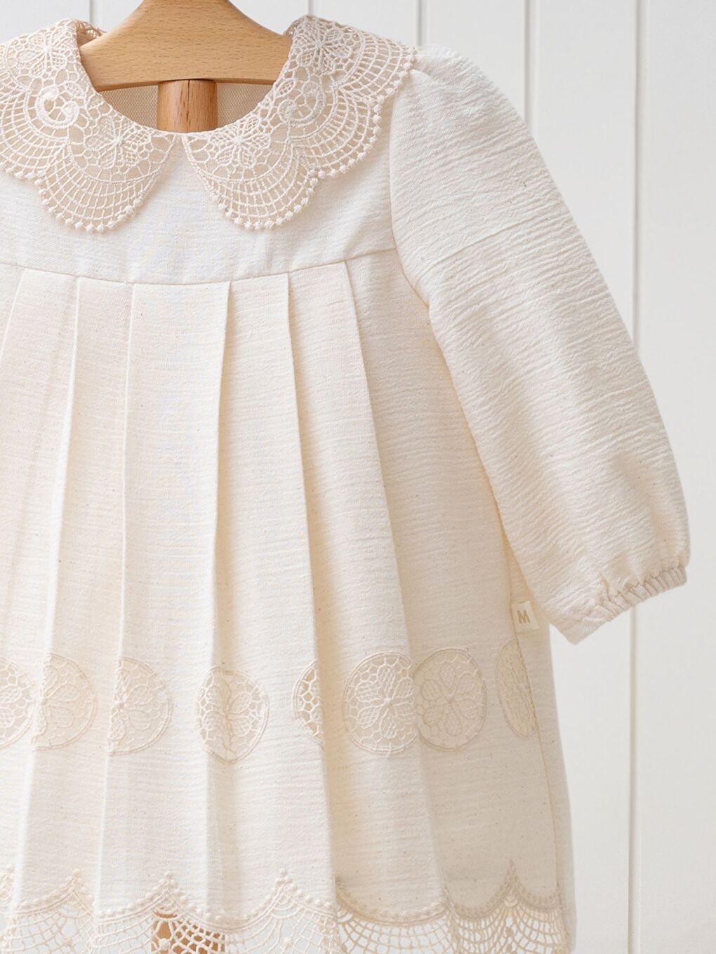 Bej Bebe Yaka Uzun Kollu Dantel Detaylı Kız Bebek Elbise-2