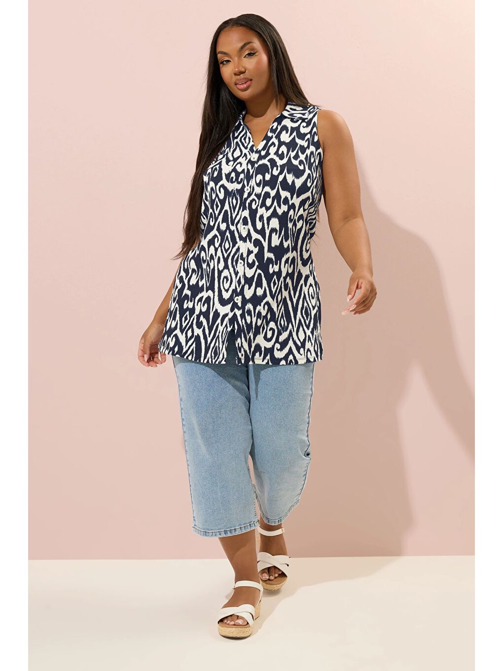 Beyaz Büyük Beden Sıfır Kol Soyut Desenli Düğme Detaylı Bluz 322678-1