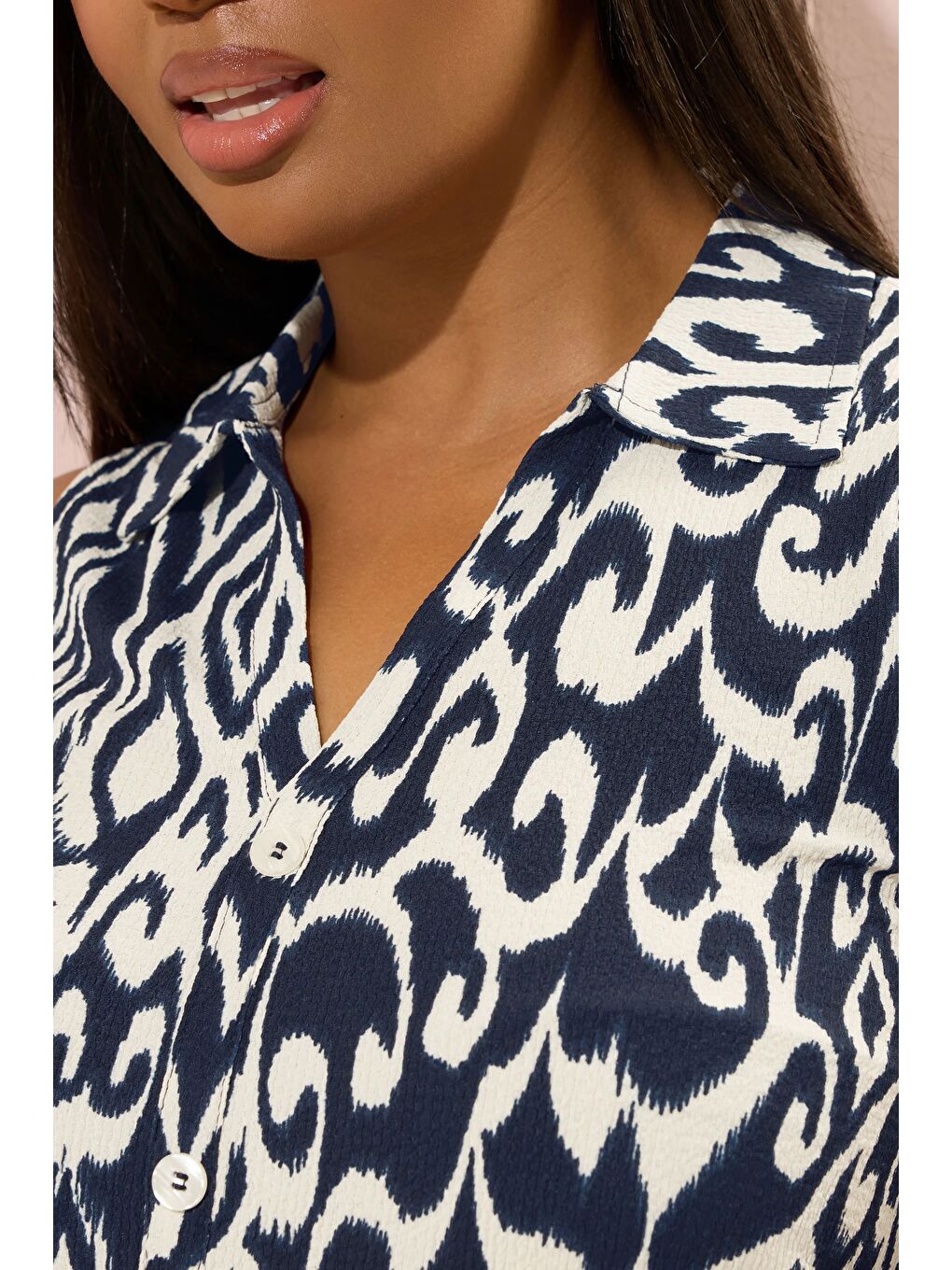 Beyaz Büyük Beden Sıfır Kol Soyut Desenli Düğme Detaylı Bluz 322678-3