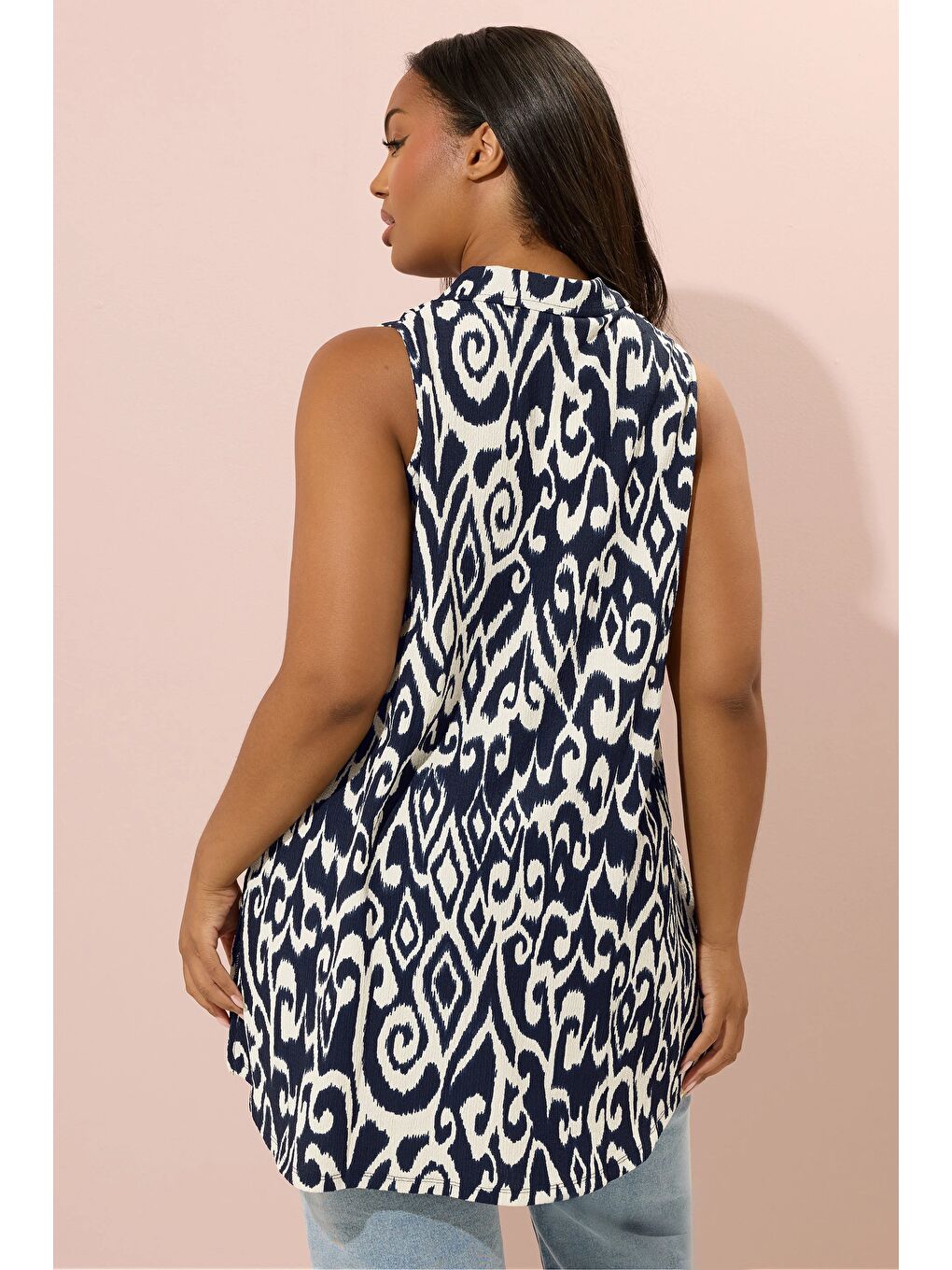 Beyaz Büyük Beden Sıfır Kol Soyut Desenli Düğme Detaylı Bluz 322678-4