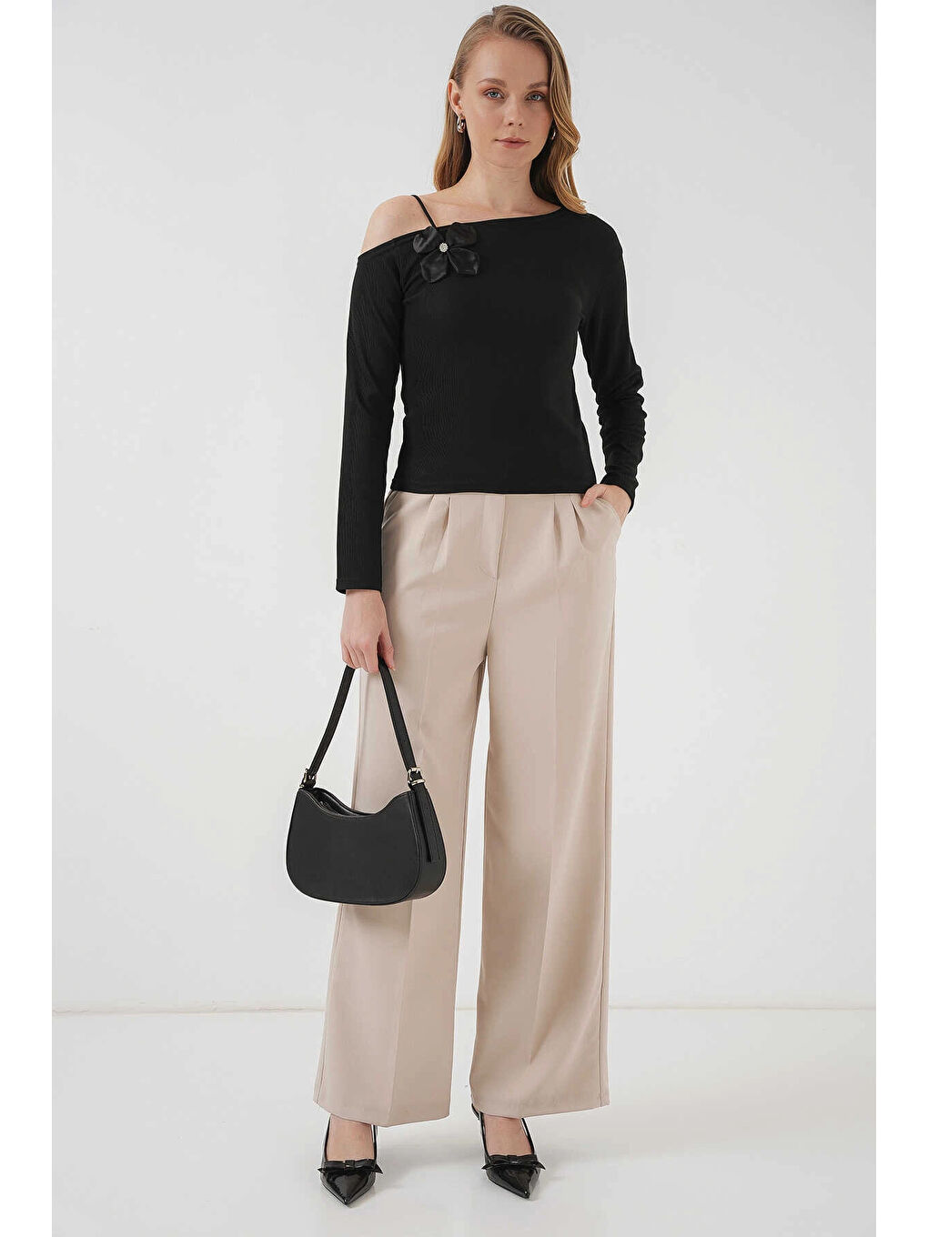 Kadın Siyah Askı Detaylı Kayık Yaka Bluz HZL25S-BD19271-1