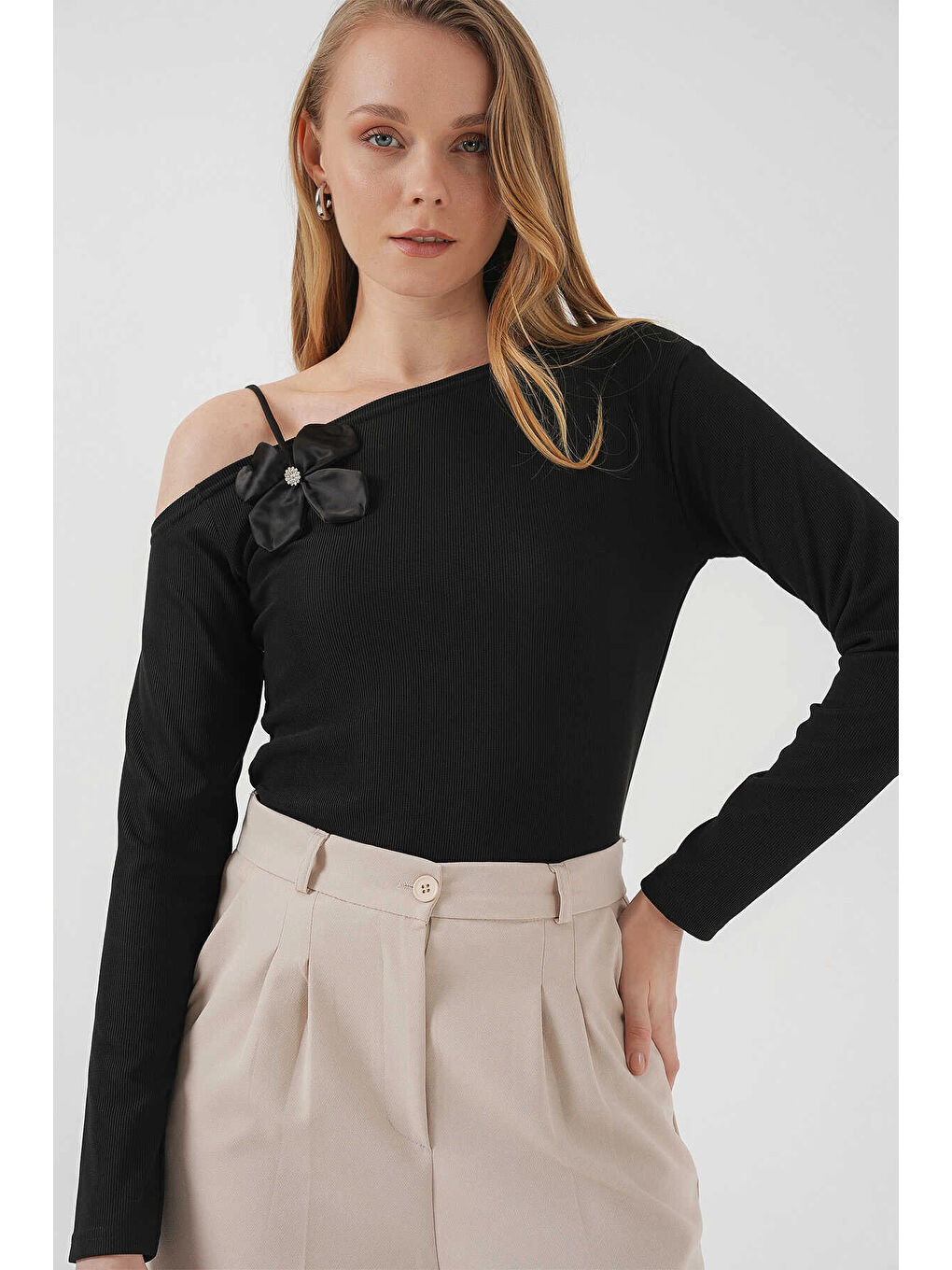 Kadın Siyah Askı Detaylı Kayık Yaka Bluz HZL25S-BD19271-3