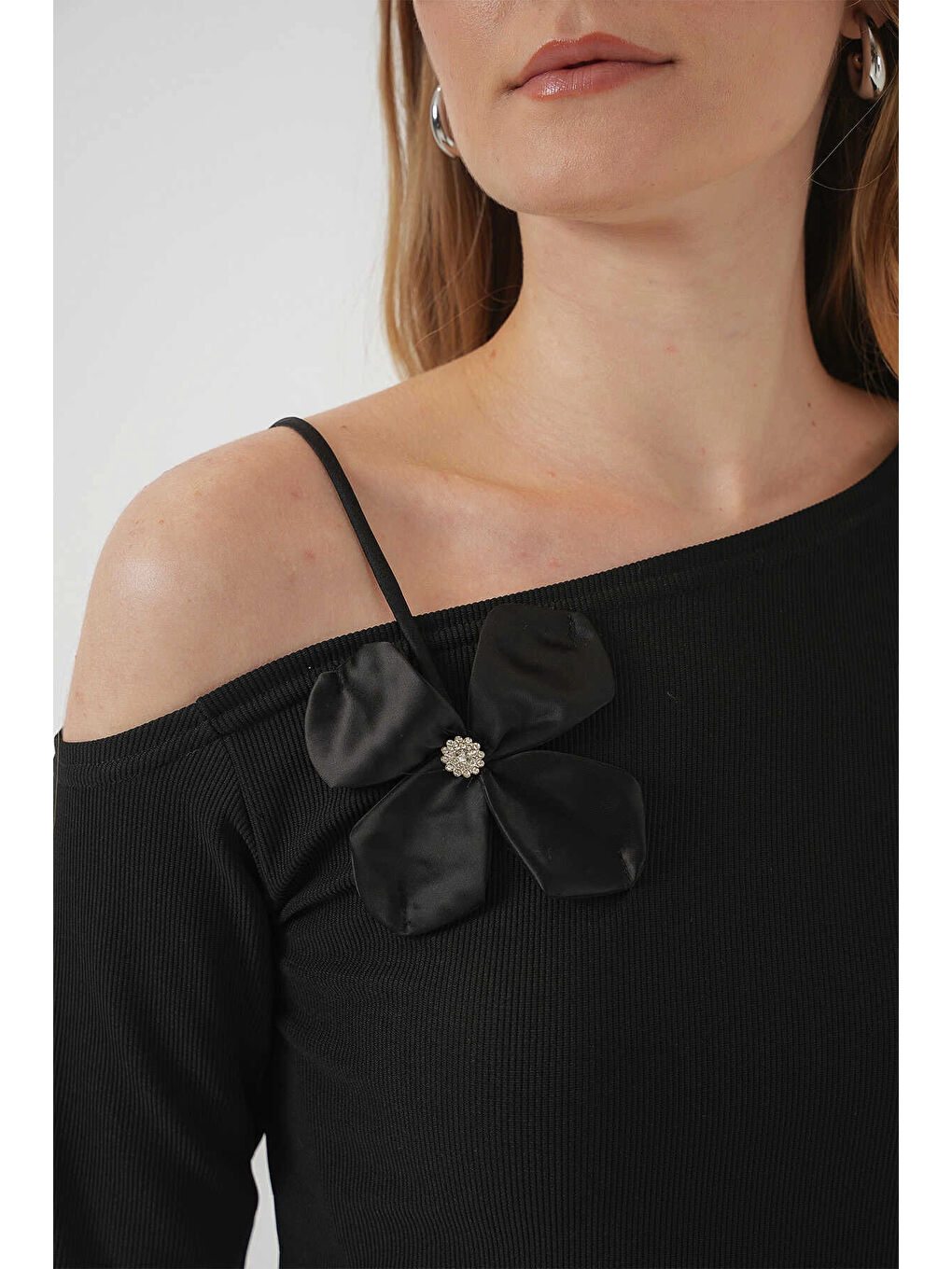 Kadın Siyah Askı Detaylı Kayık Yaka Bluz HZL25S-BD19271-4