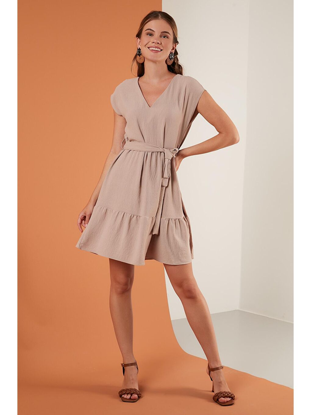 Bej V Yaka Belden Bağlama Detaylı Elbise 6053681