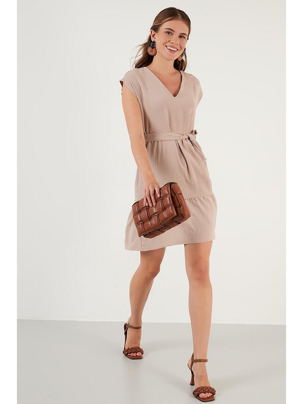 Bej V Yaka Belden Bağlama Detaylı Elbise 6053681-1