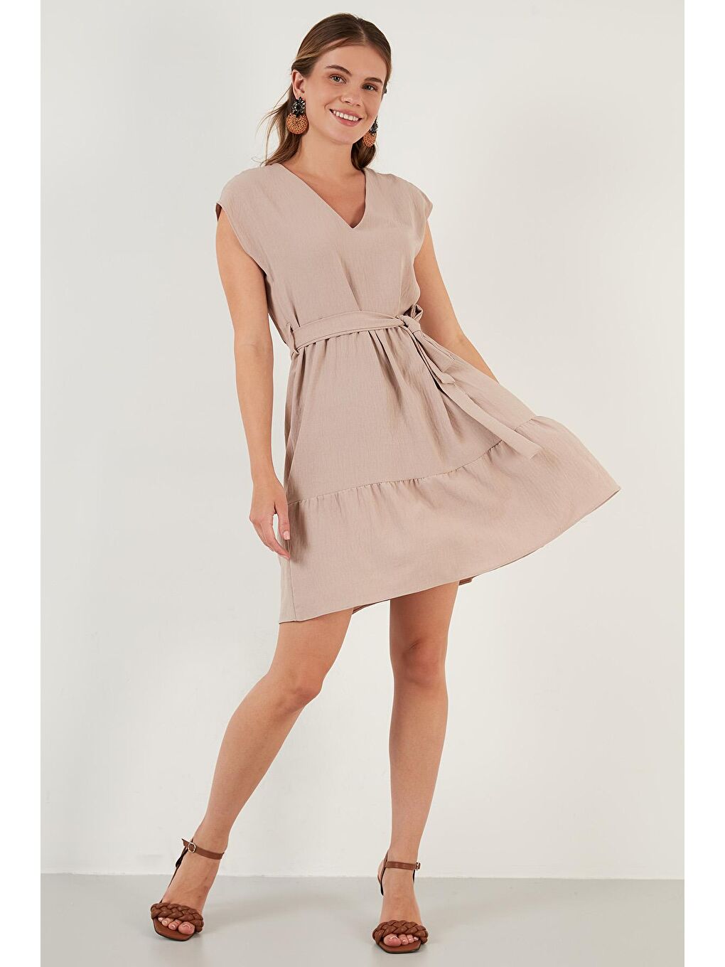 Bej V Yaka Belden Bağlama Detaylı Elbise 6053681-2