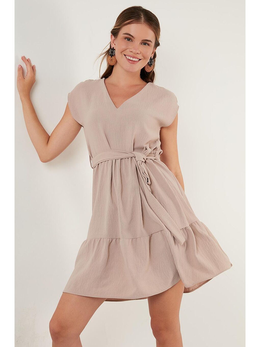 Bej V Yaka Belden Bağlama Detaylı Elbise 6053681-3