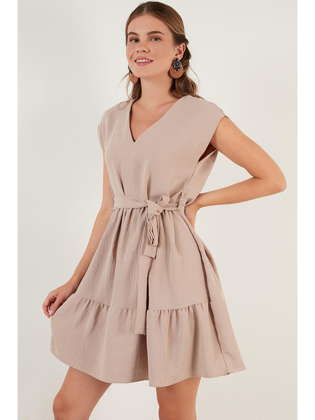 Bej V Yaka Belden Bağlama Detaylı Elbise 6053681-4