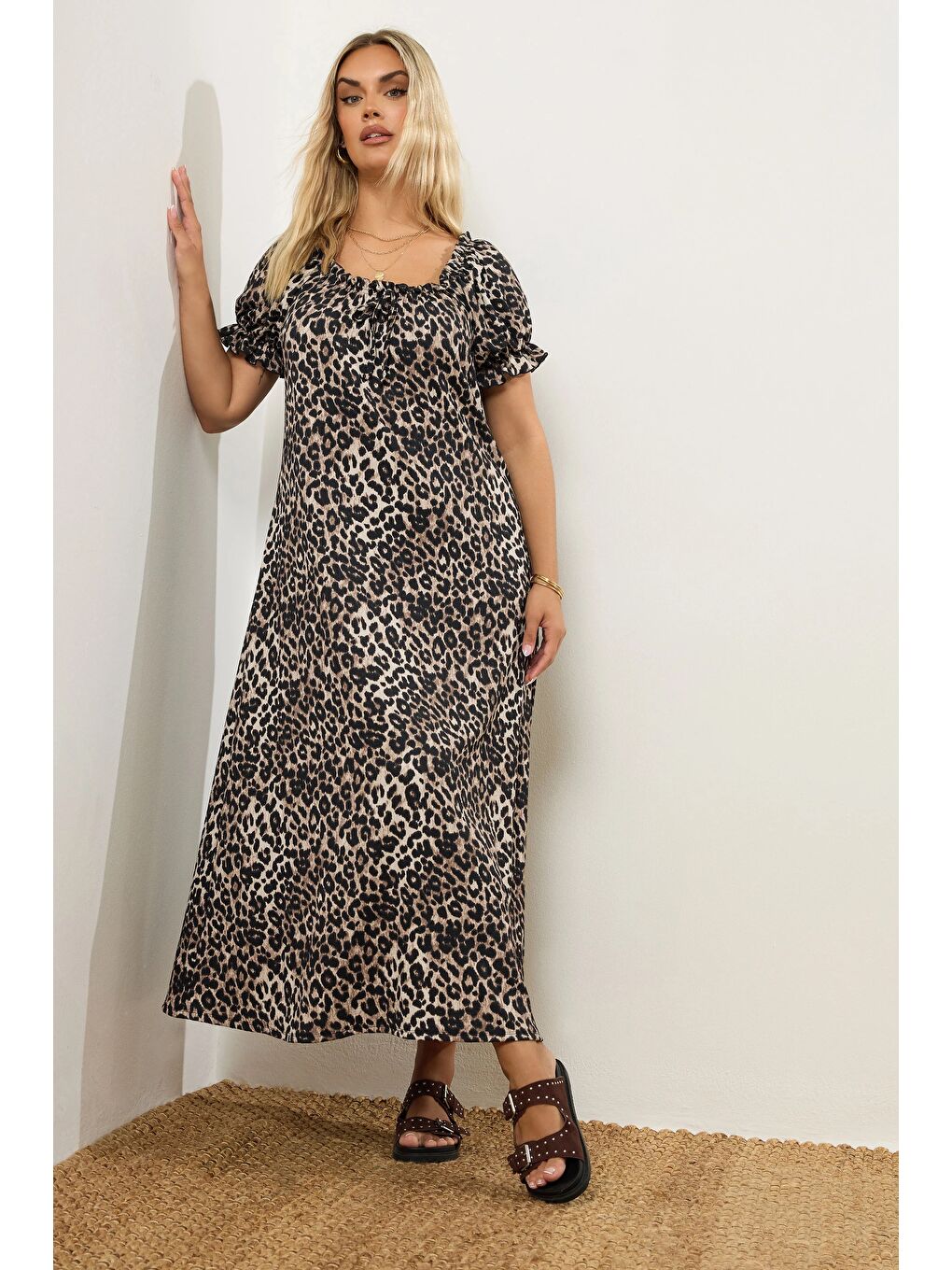 Kahverengi Büyük Beden Kısa Kollu Leopar Desenli Yakası Büzgülü Maxi Elbise 270296