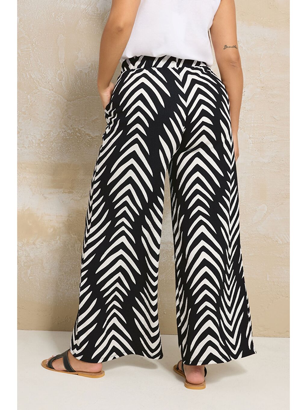 Siyah Büyük Beden Desenli Beli Lastikli Cepli Bol Paça Pantolon 310140-3