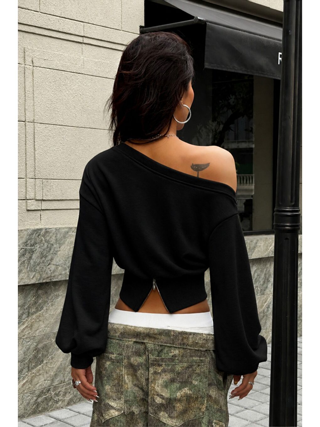 Siyah Kadın Asimetrik Yaka Crop Sweatshirt Omuz Dekolteli Büzgülü Fermuar Detaylı-1