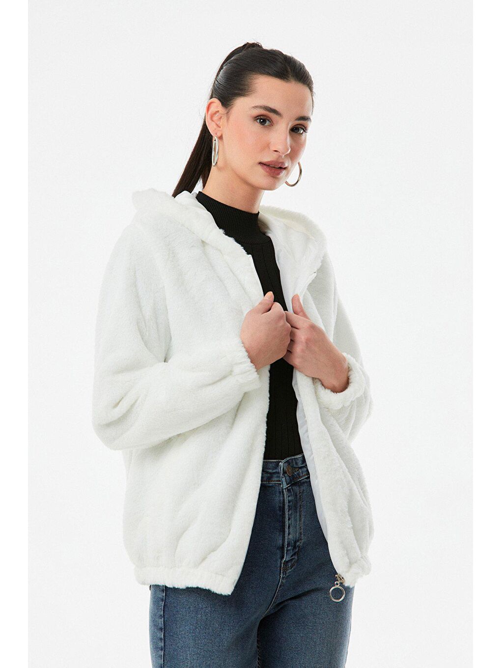 Beyaz Peluş Kapüşonlu Mont