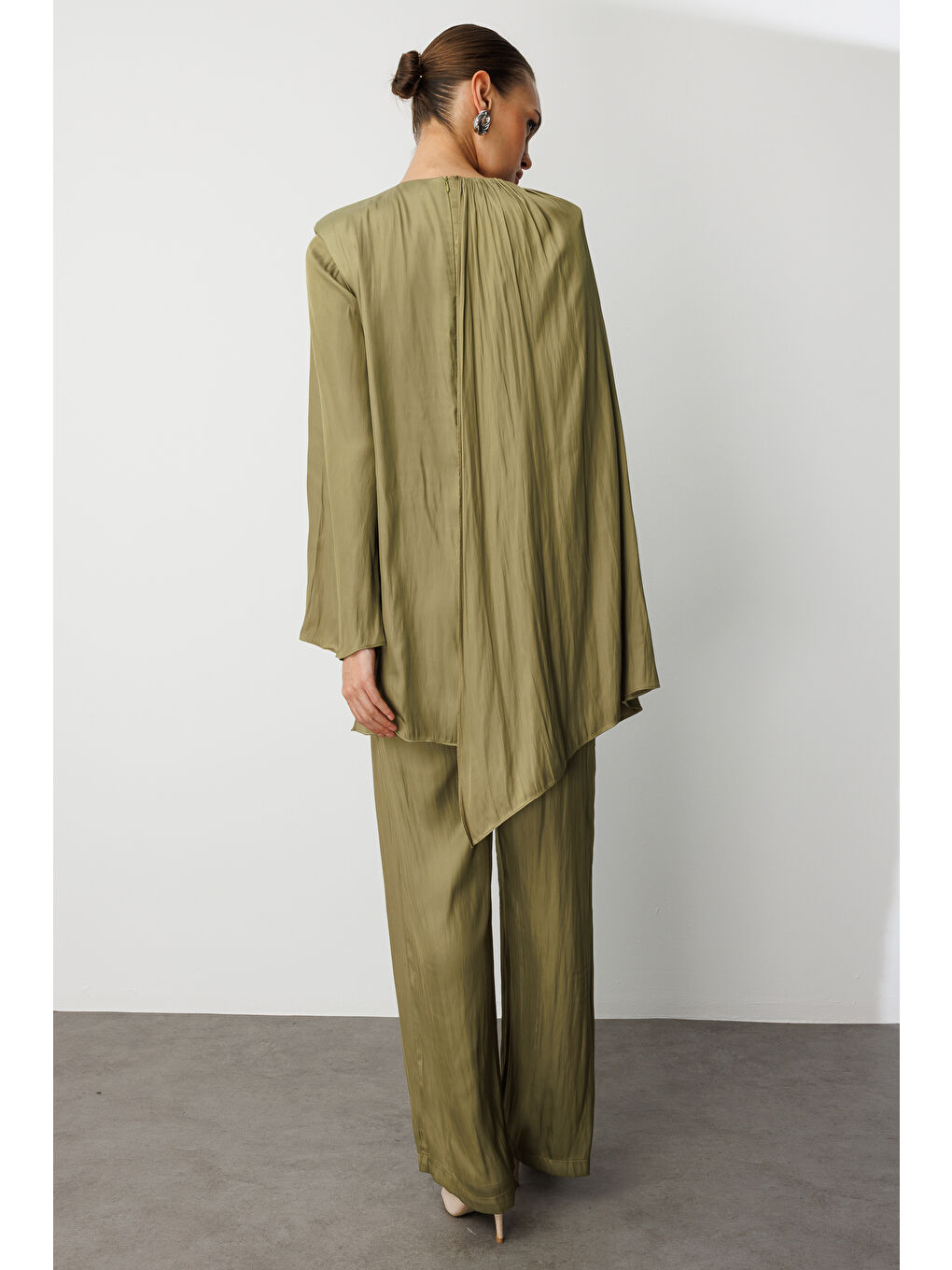 Haki Geniş Paçalı Saten Yeşil Pantolon-4